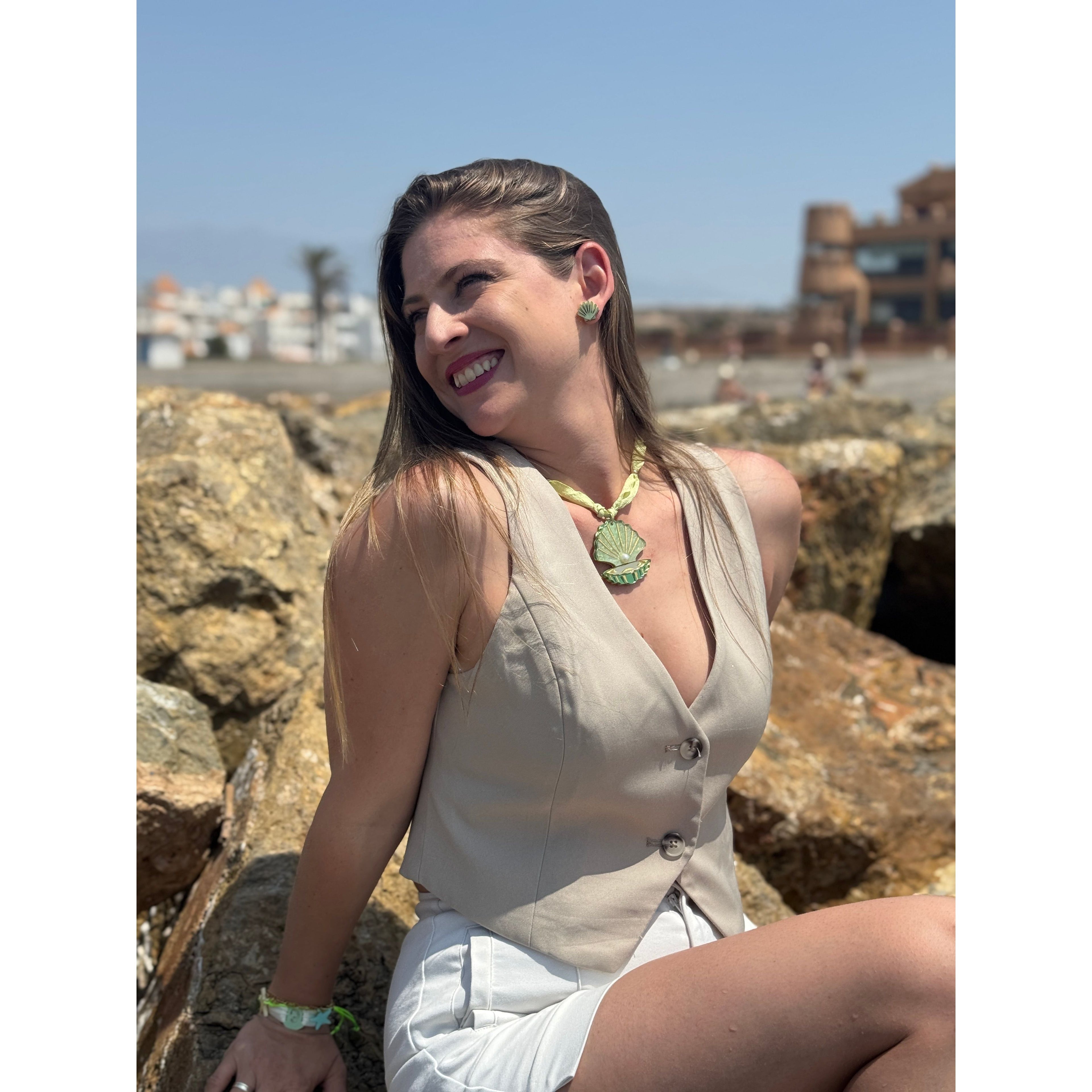 Collar Almeja Playera-Collares de metacrilato ligero con motivos de playa y mar, colección Sol y Brilli de TaRo Joyas, accesorios alegres y coloridos para destacar tu outfit.