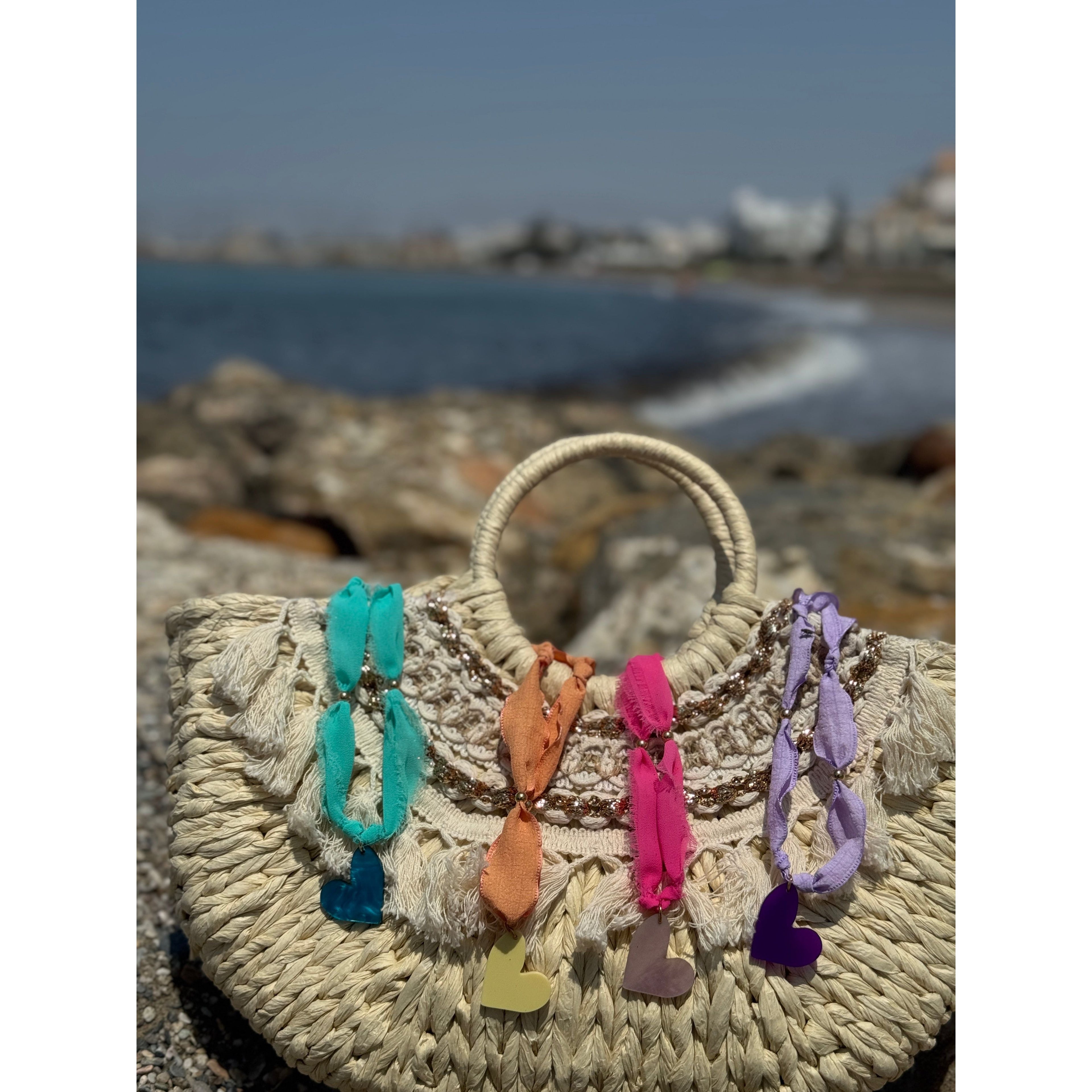 Collar de metacrilato ligero con colgante de corazón de melón, colección Bonhomía de TaRo Joyas, accesorio alegre y elegante para tu look diario.