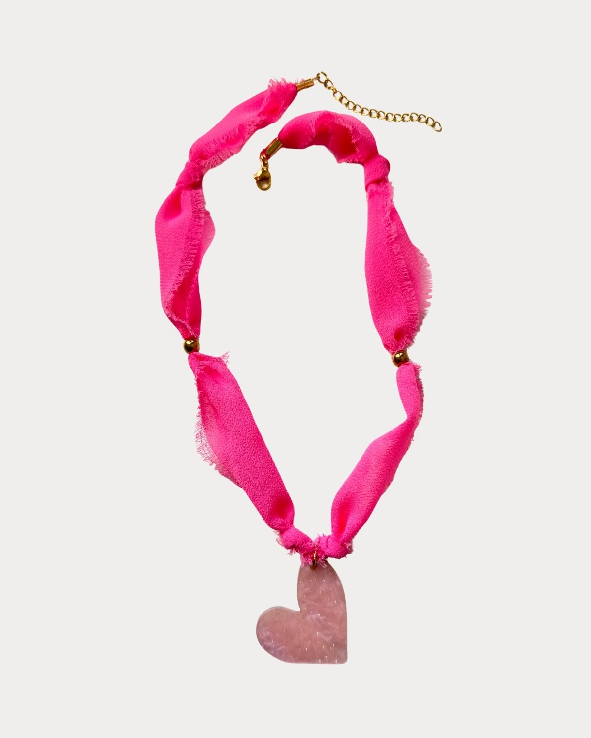 Collar de metacrilato ligero con colgante de corazón de melón, colección Bonhomía de TaRo Joyas, accesorio alegre y elegante para tu look diario.