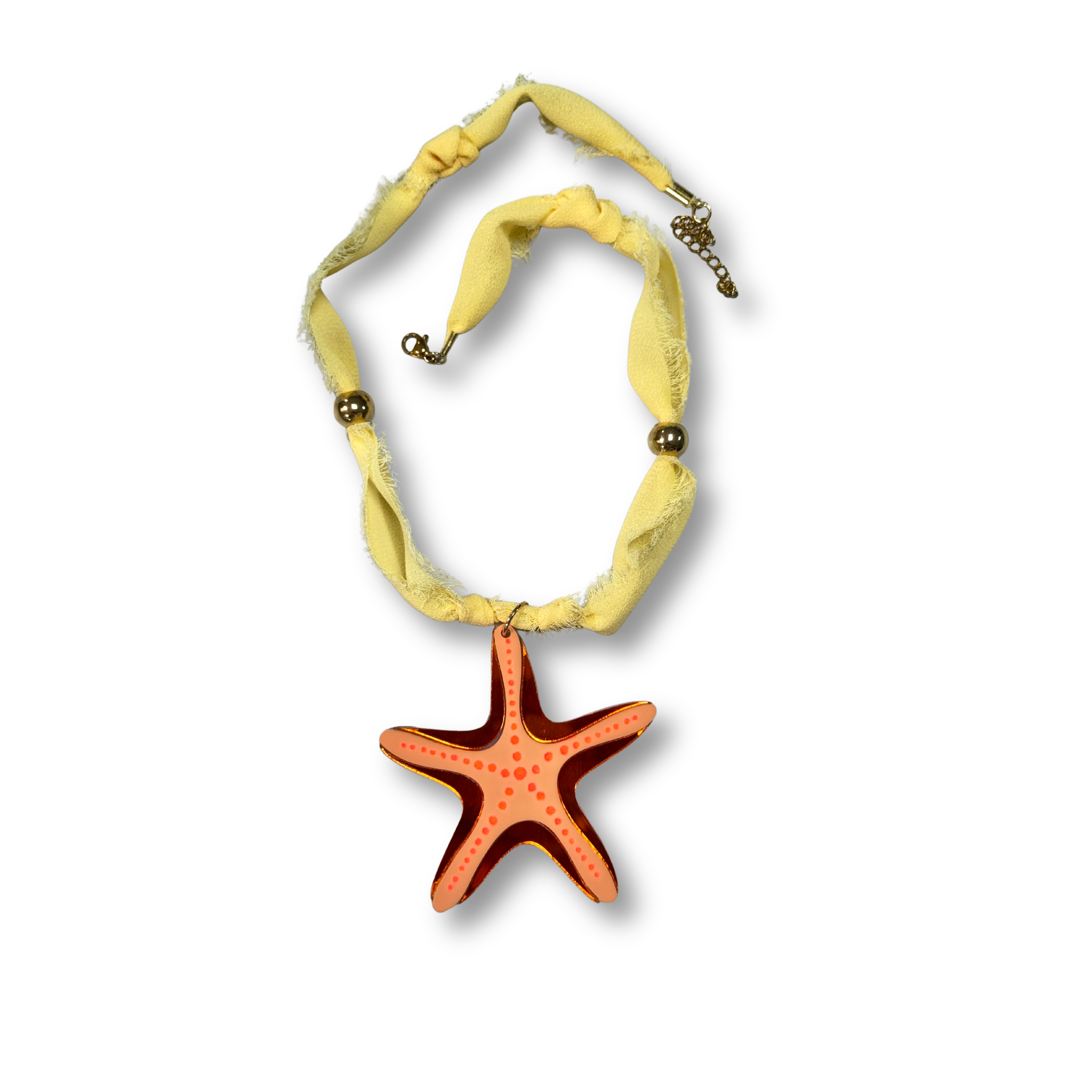 Collares de metacrilato ligero con motivos de playa y mar, colección Sol y Brilli de TaRo Joyas, accesorios alegres y coloridos para destacar tu outfit.