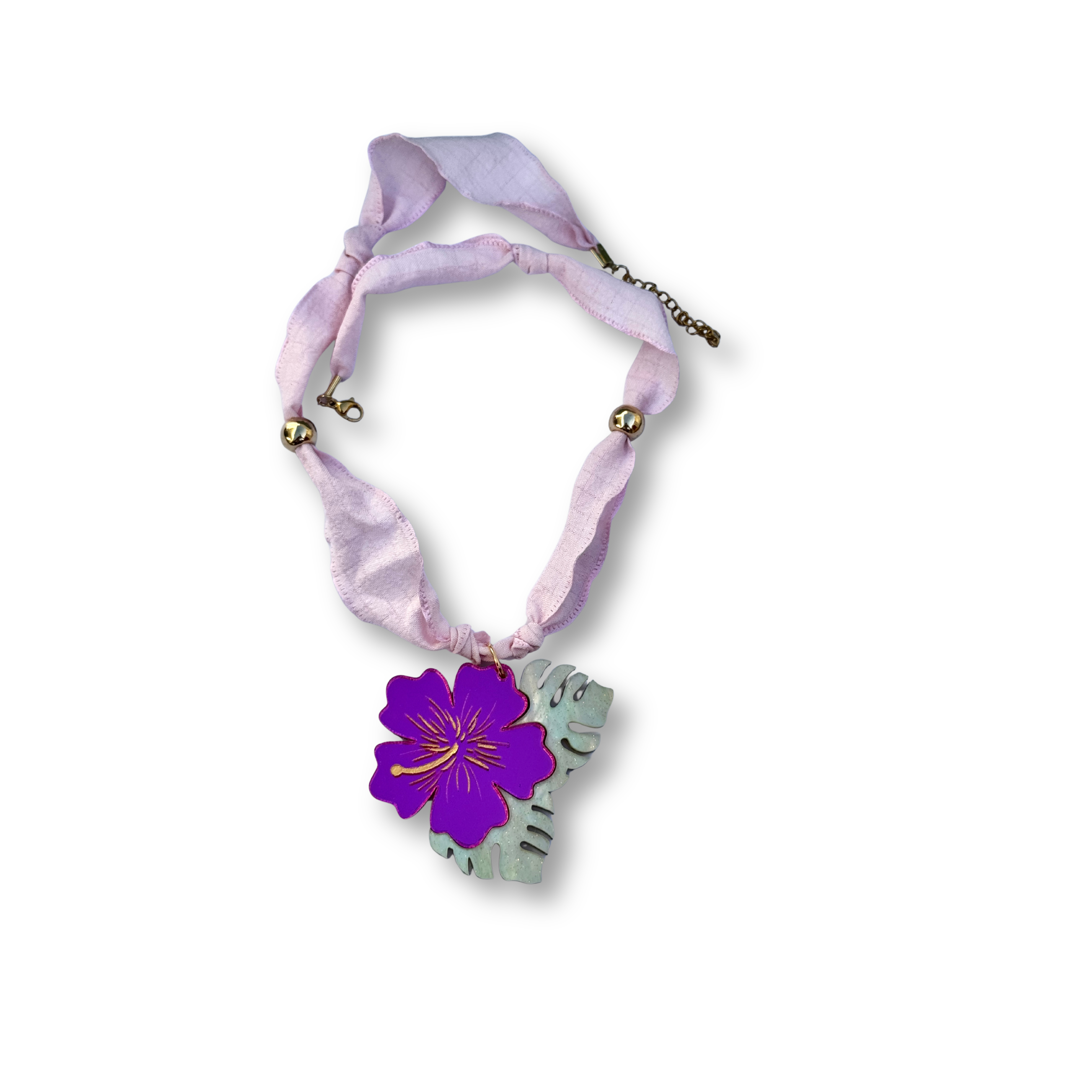 Collares de metacrilato ligero con motivos de playa y mar, colección Sol y Brilli de TaRo Joyas, accesorios alegres y coloridos para destacar tu outfit.
