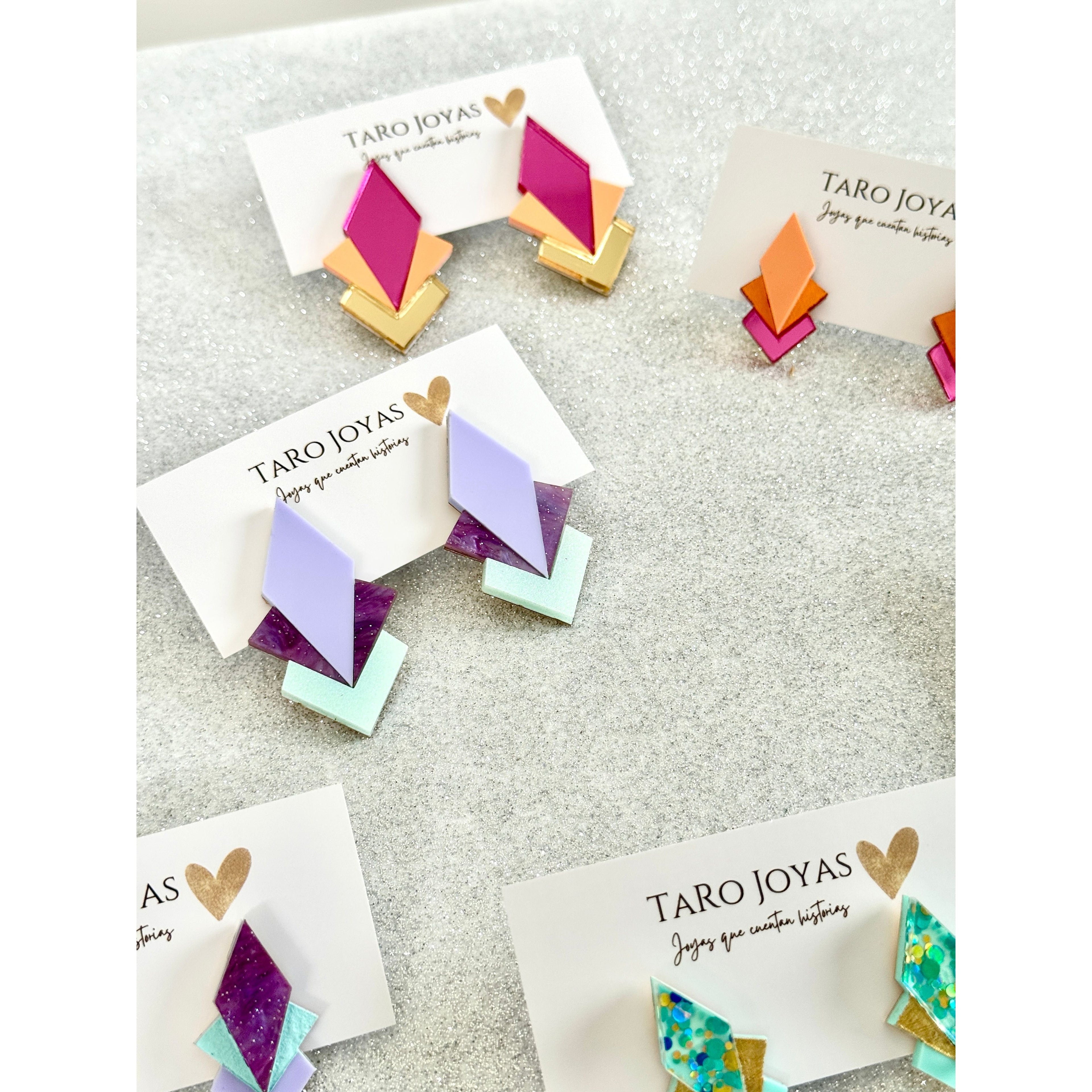 Pendientes TaRo Joyas de metacrilato ligero con colores vibrantes, colección Ataraxia, accesorios únicos y originales para elevar tu look de fin de semana o diario.