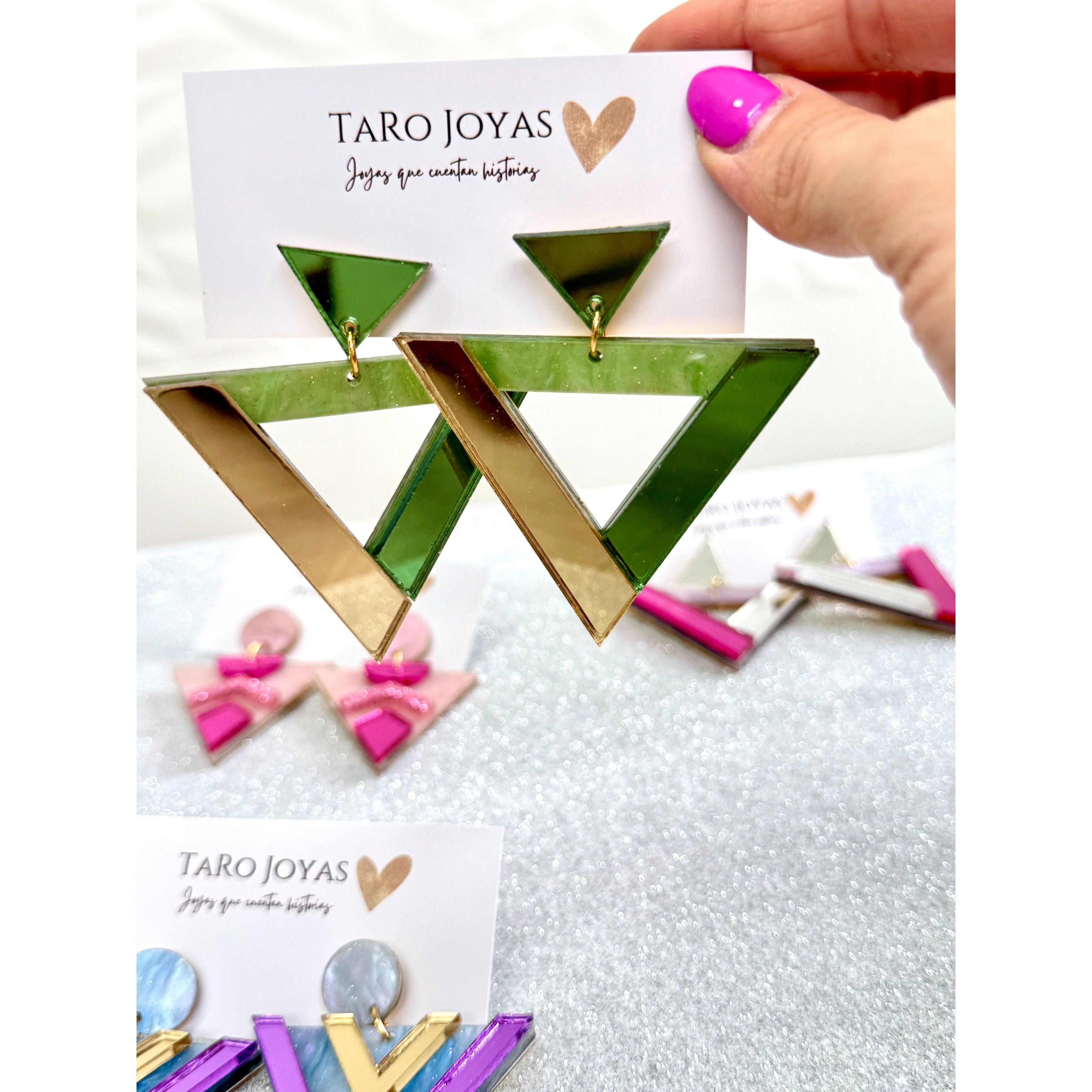Pendientes TaRo Joyas de metacrilato ligero con colores vibrantes, colección Ataraxia, accesorios únicos y originales para elevar tu look de fin de semana o diario.