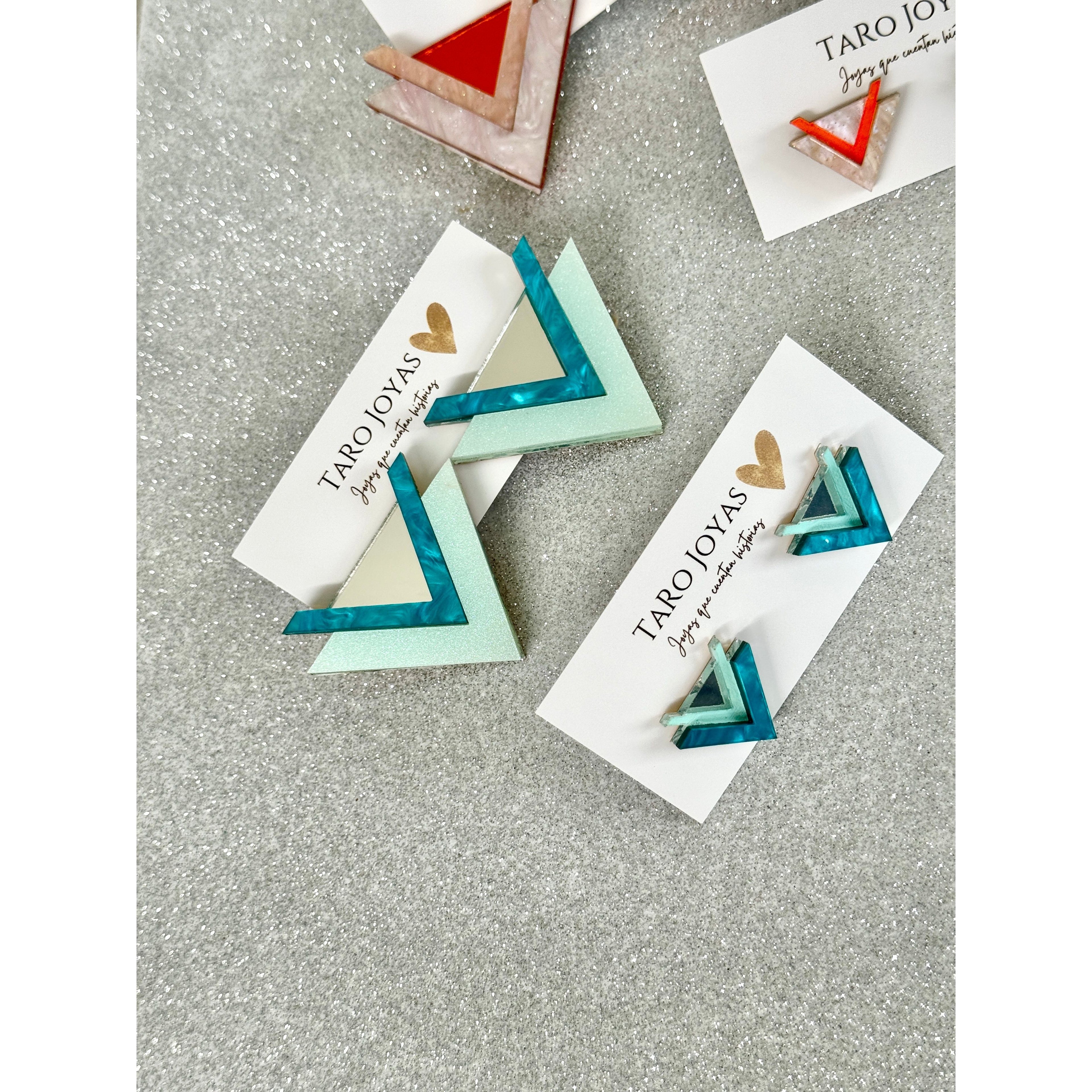 Pendientes TaRo Joyas de metacrilato ligero con colores vibrantes, colección Ataraxia, accesorios únicos y originales para elevar tu look de fin de semana o diario.