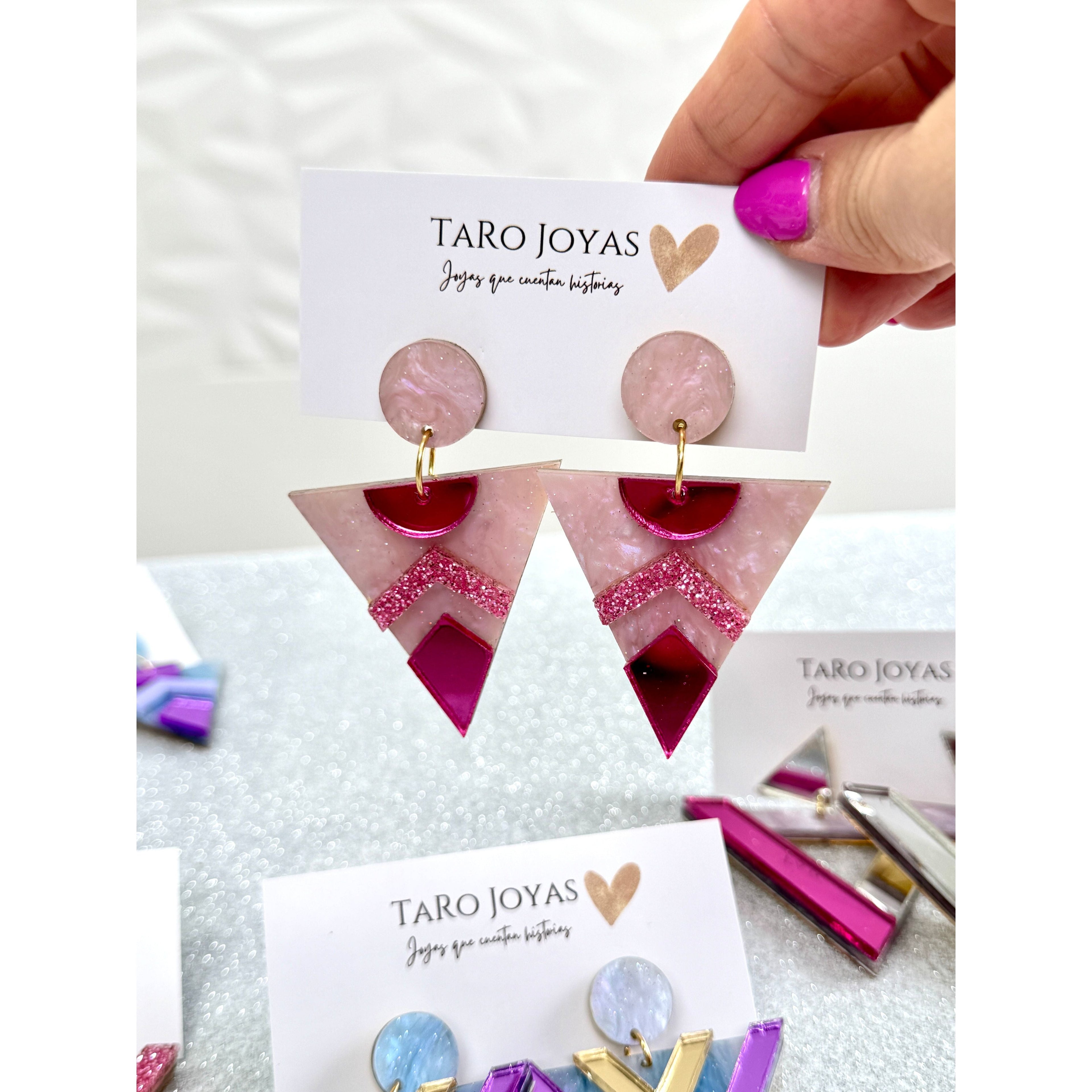 Pendientes TaRo Joyas de metacrilato ligero con colores vibrantes, colección Ataraxia, accesorios únicos y originales para elevar tu look de fin de semana o diario.