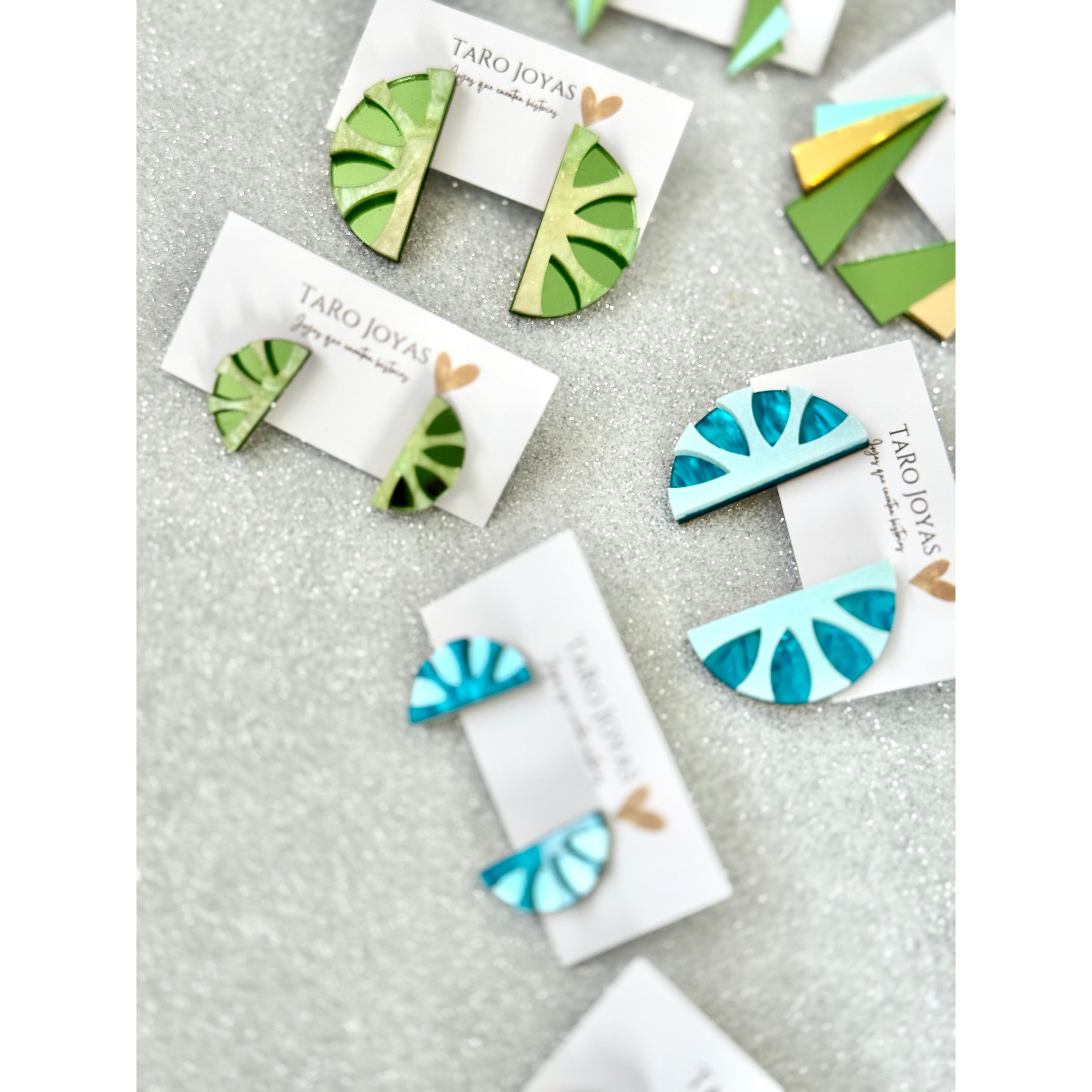 Pendientes TaRo Joyas de metacrilato ligero con colores vibrantes, colección Ataraxia, accesorios únicos y originales para elevar tu look de fin de semana o diario.