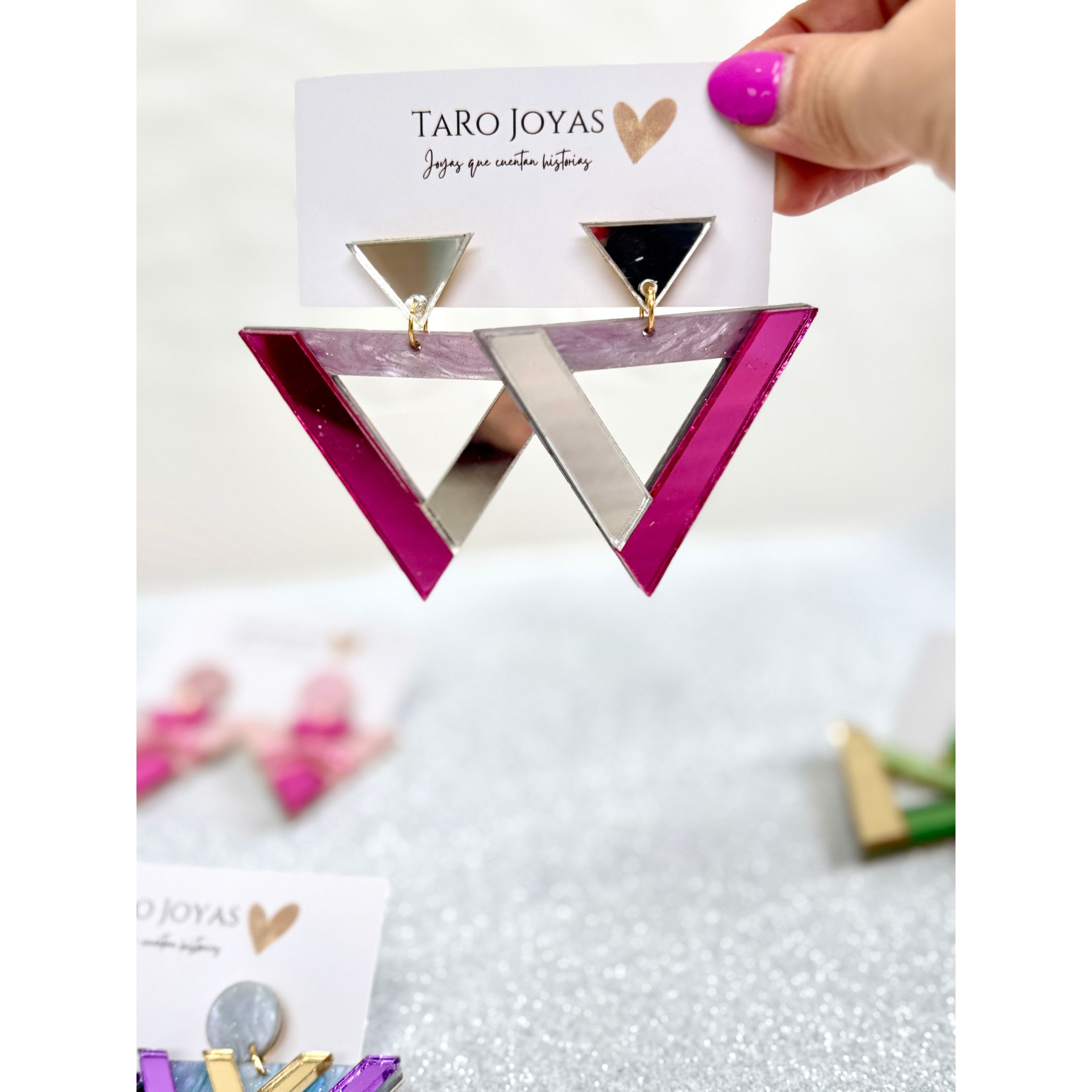 Pendientes TaRo Joyas de metacrilato ligero con colores vibrantes, colección Ataraxia, accesorios únicos y originales para elevar tu look de fin de semana o diario.