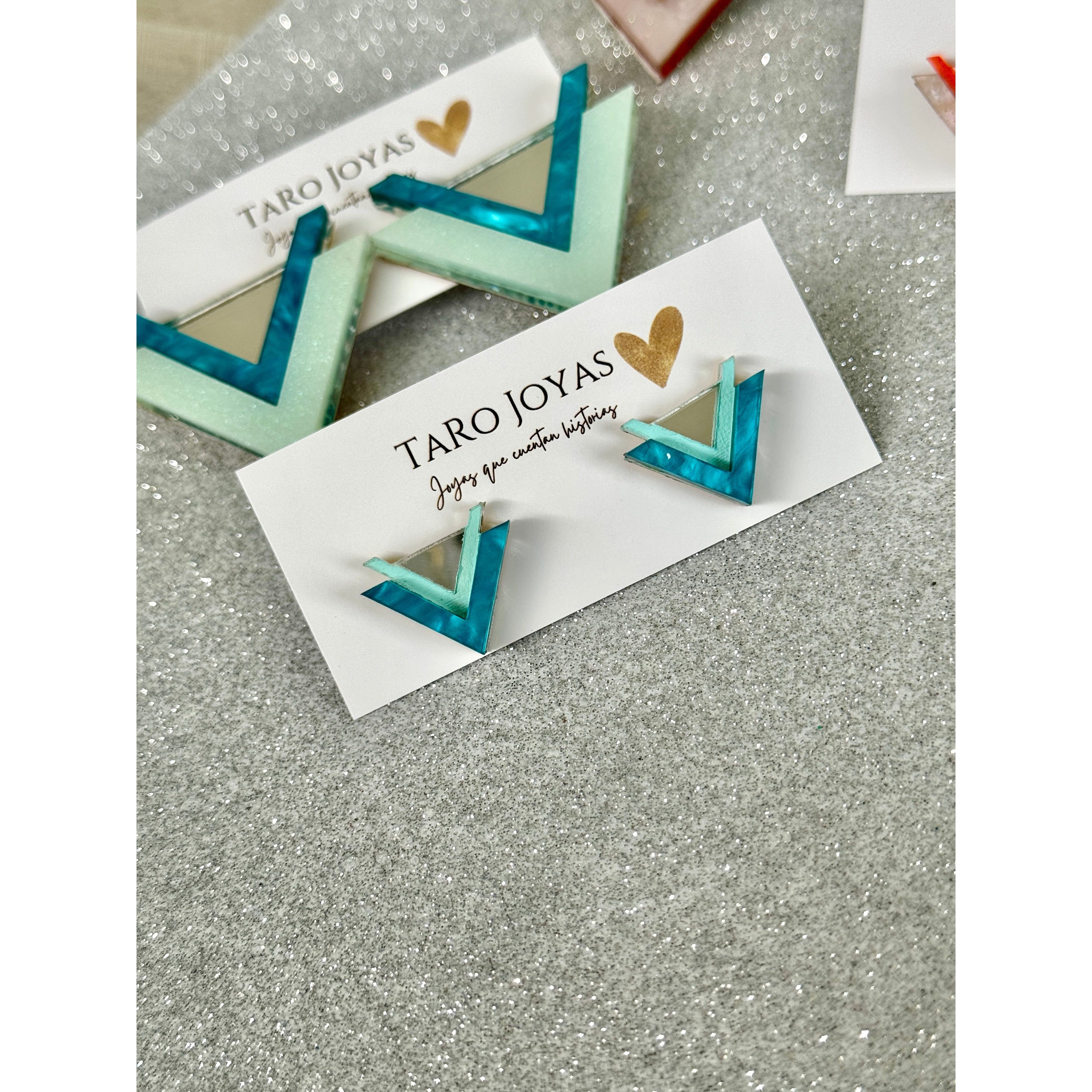 Pendientes TaRo Joyas de metacrilato ligero con colores vibrantes, colección Ataraxia, accesorios únicos y originales para elevar tu look de fin de semana o diario.