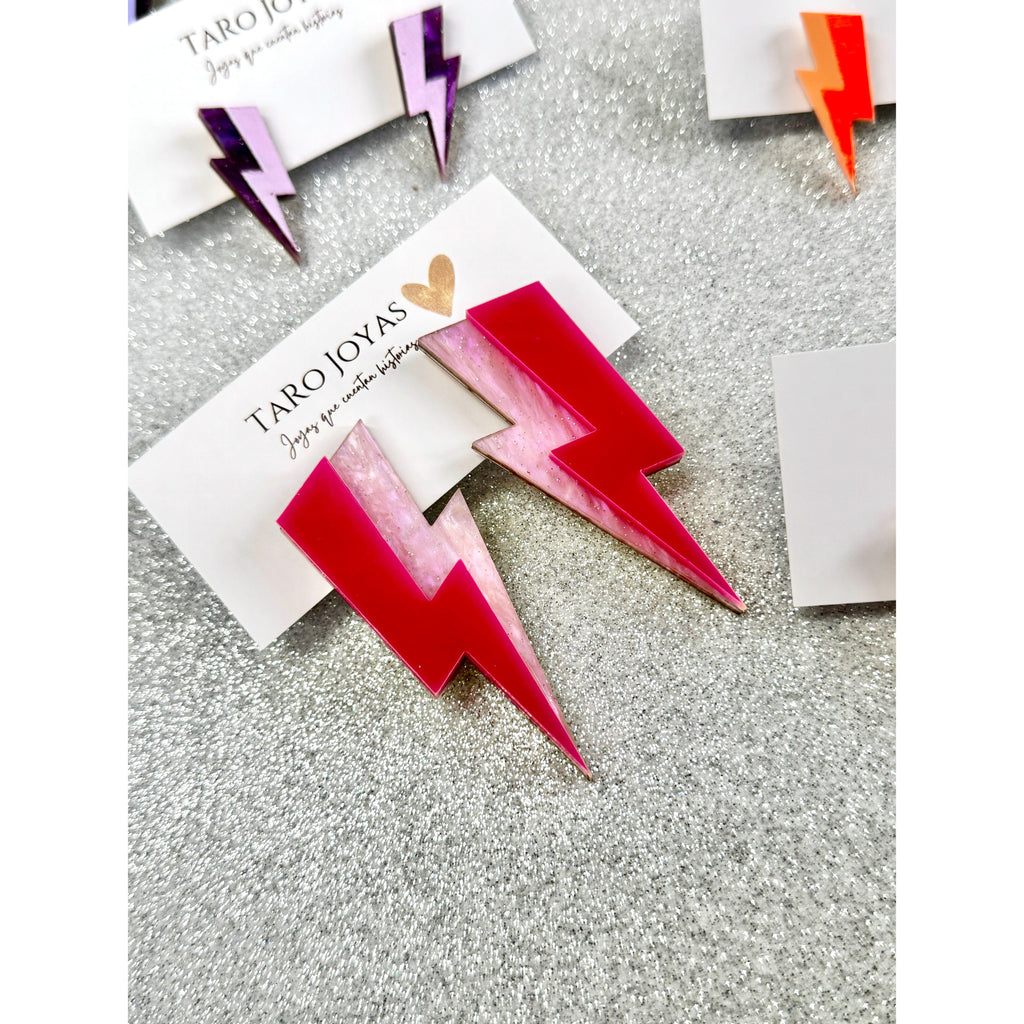 Pendientes TaRo Joyas de metacrilato ligero con colores vibrantes, colección Ataraxia, accesorios únicos y originales para elevar tu look de fin de semana o diario.