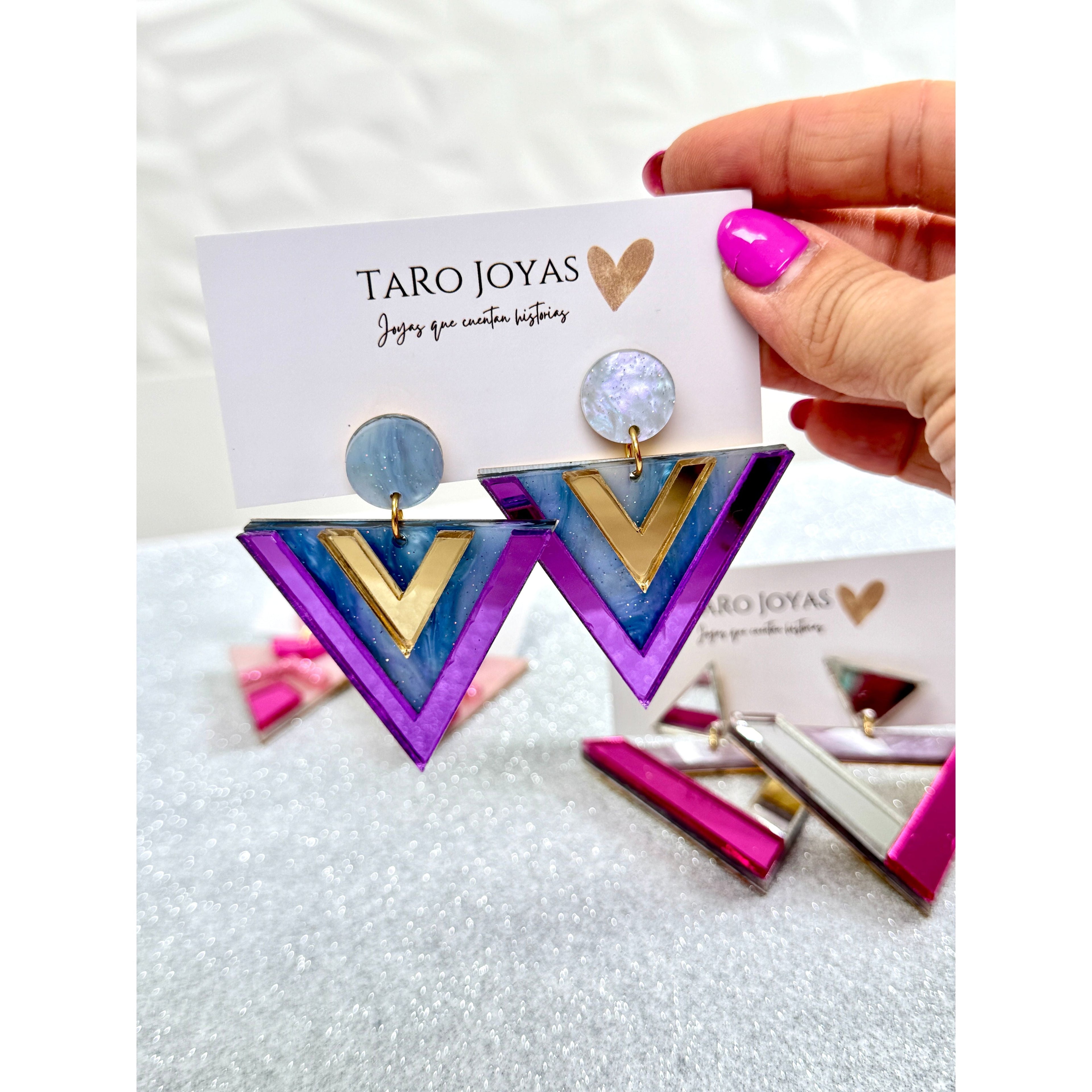 Pendientes TaRo Joyas de metacrilato ligero con colores vibrantes, colección Ataraxia, accesorios únicos y originales para elevar tu look de fin de semana o diario.