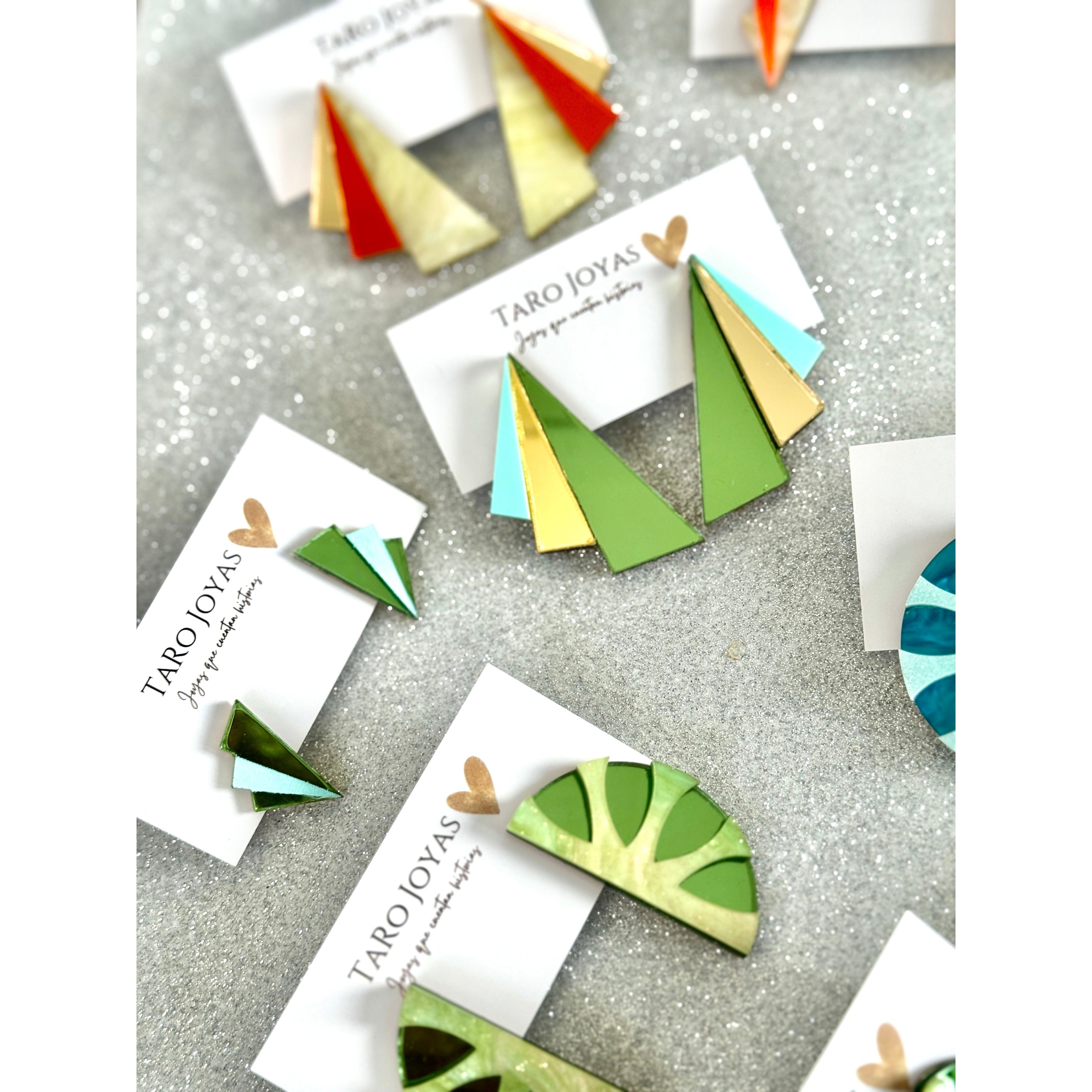 Pendientes TaRo Joyas de metacrilato ligero con colores vibrantes, colección Ataraxia, accesorios únicos y originales para elevar tu look de fin de semana o diario.