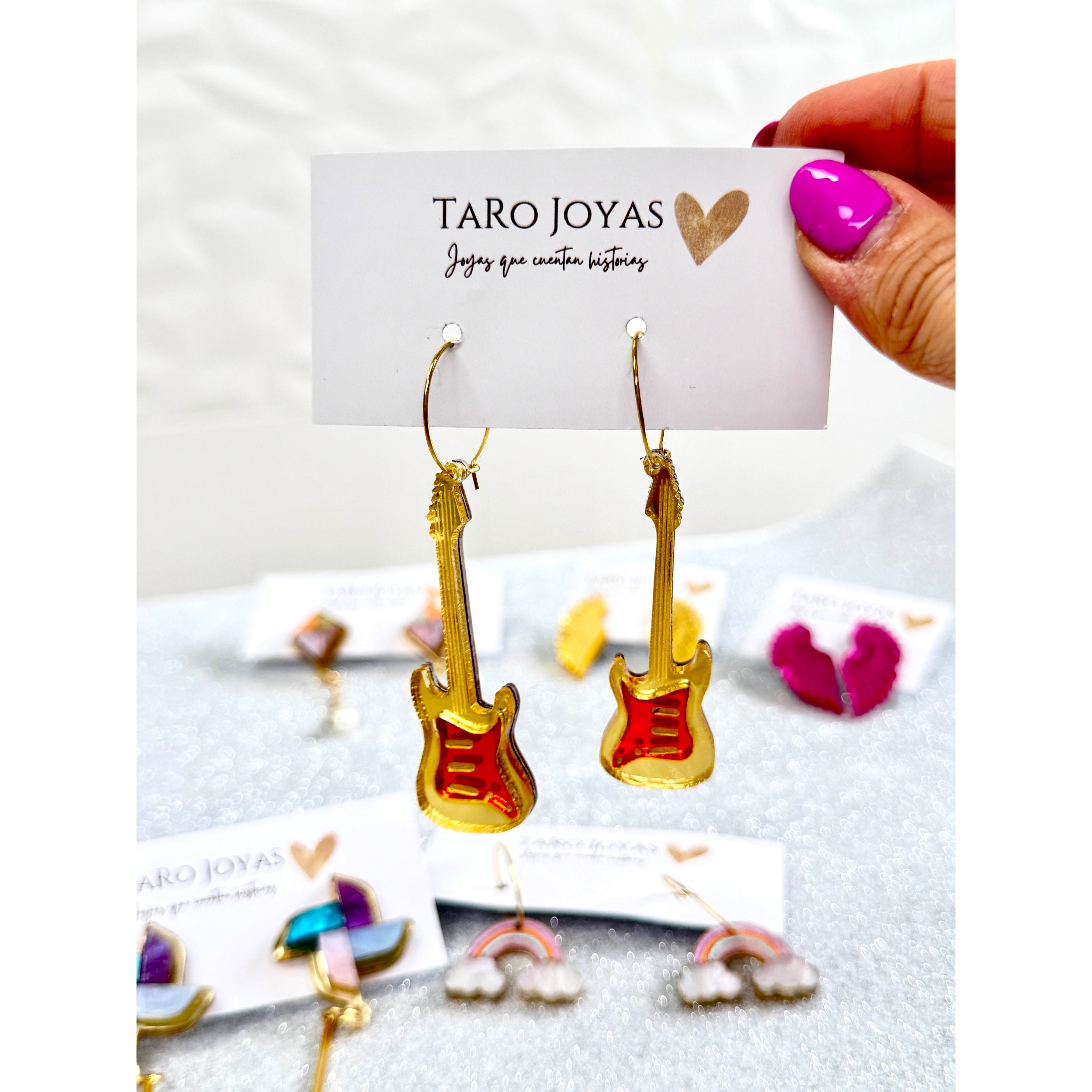 Pendientes TaRo Joyas de metacrilato ligero con forma de guitarra eléctrica, colección Bonhomía, perfectos para amantes de la música y estilo único.