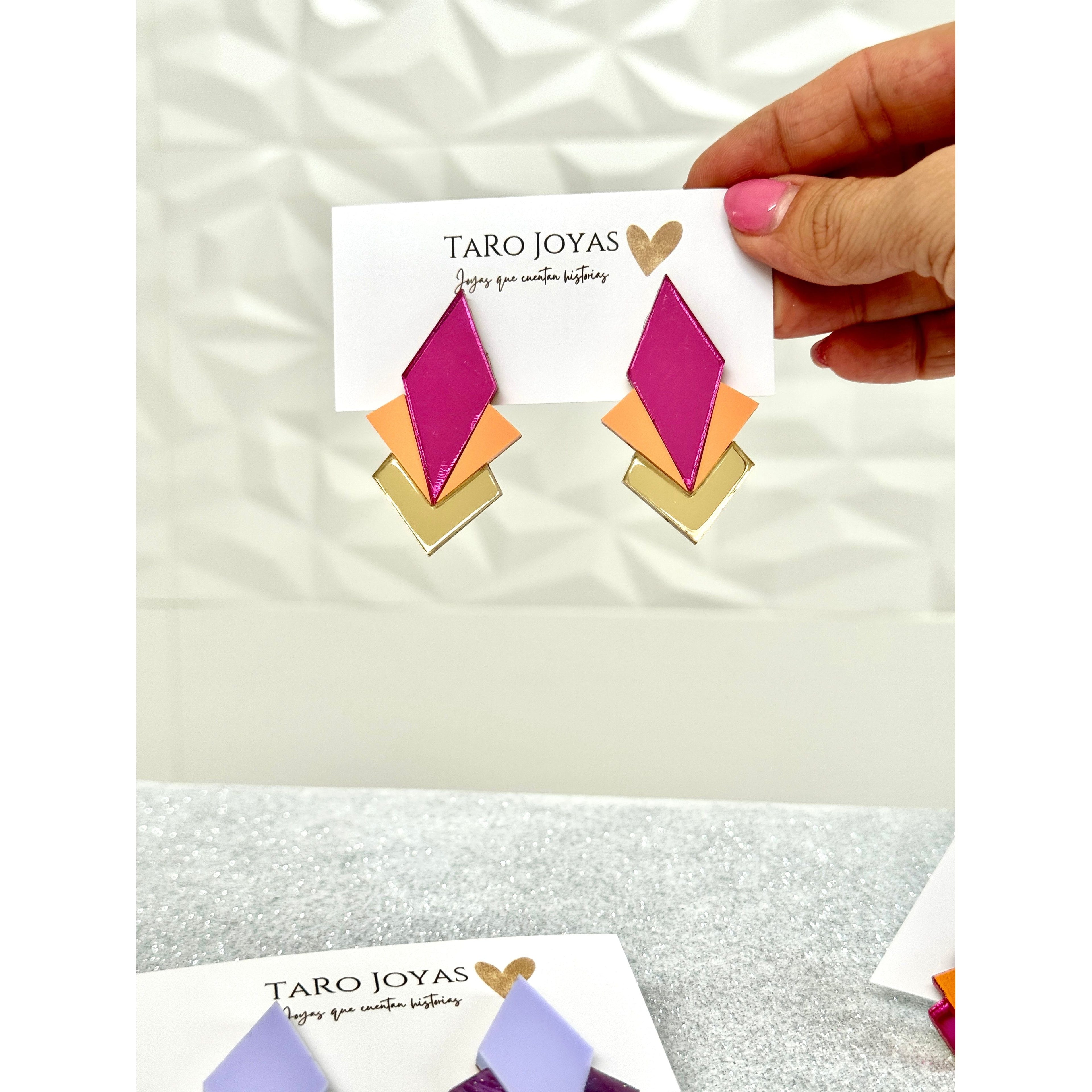 Pendientes TaRo Joyas de metacrilato ligero con colores vibrantes, colección Ataraxia, accesorios únicos y originales para elevar tu look de fin de semana o diario.