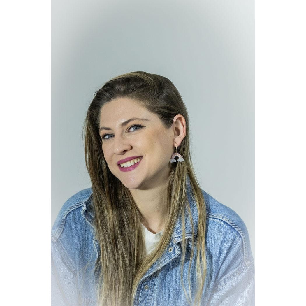 Pendientes de metacrilato ligero con diseño de arcoíris multicolor, colección Bonhomía de TaRo Joyas, para un look divertido y lleno de color.