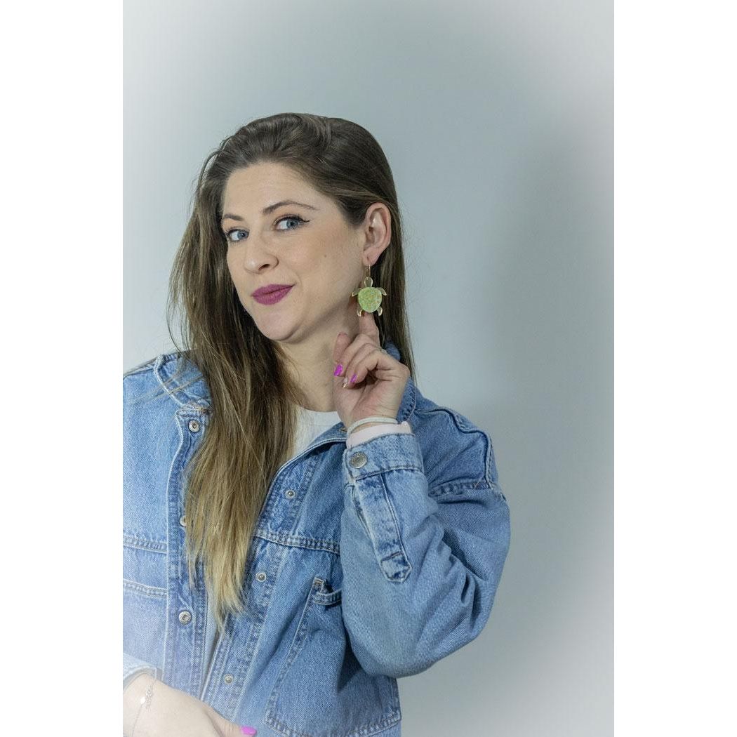 Pendientes TaRo Joyas de metacrilato ligero con diseños de animales y huellas coloridas, colección Kukur, accesorios divertidos y originales inspirados en la naturaleza.