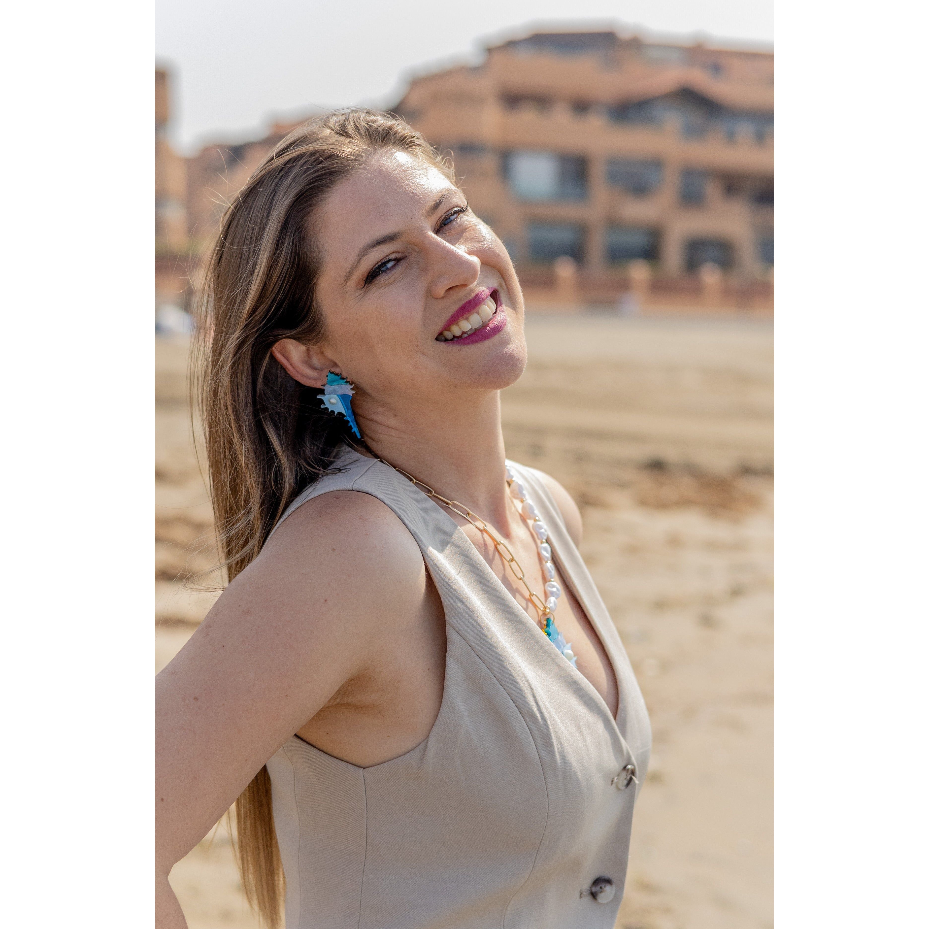 Pendientes Caracola Salá-Pendientes TaRo Joyas de metacrilato ligero con diseños inspirados en el mar y la playa, colección Sol y Brilli, accesorios alegres y originales para brillar en verano.