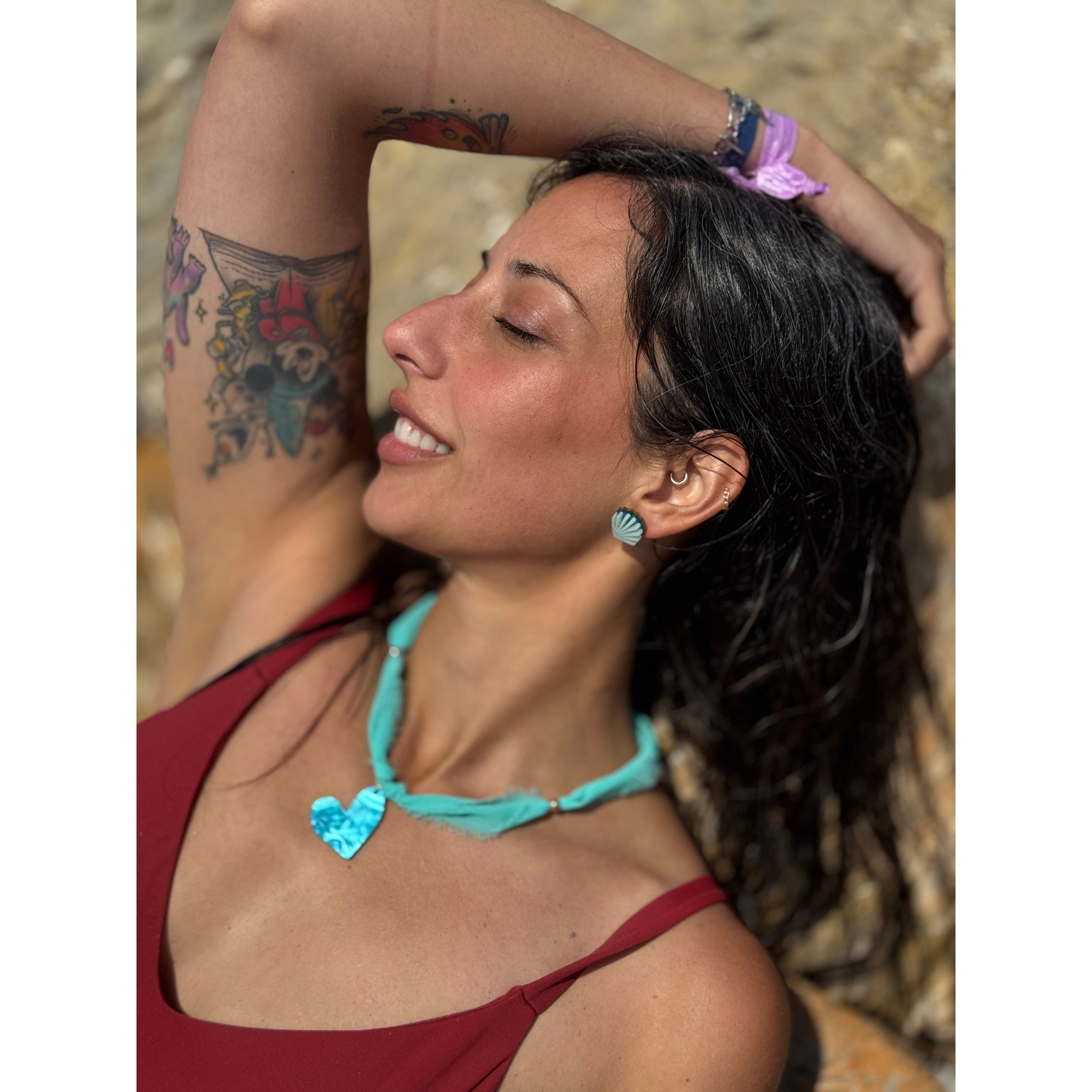 Collar de metacrilato ligero con colgante de corazón de melón, colección Bonhomía de TaRo Joyas, accesorio alegre y elegante para tu look diario.