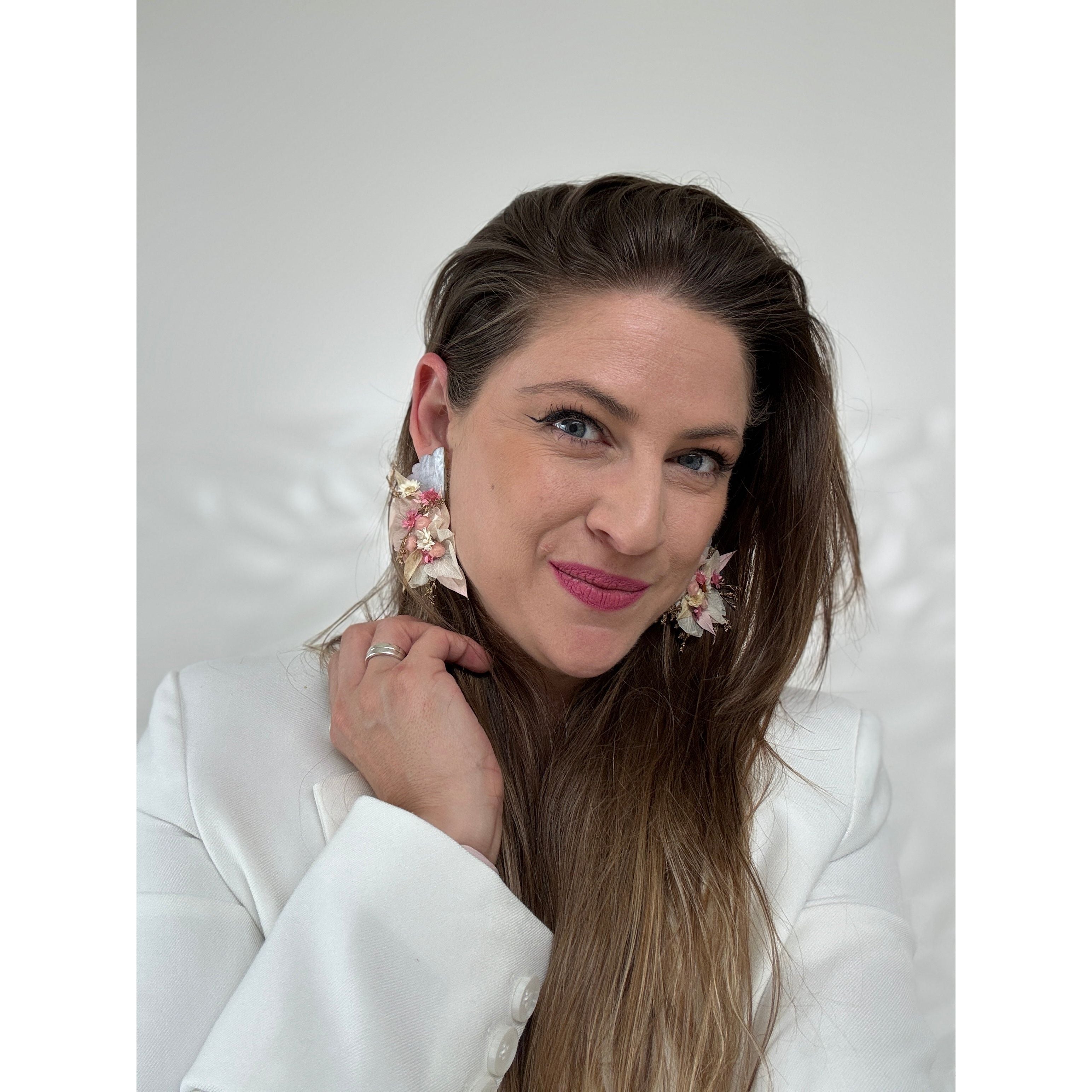 Pendientes de metacrilato ligero con colores vibrantes, colección Wow de TaRo Joyas, accesorios originales y divertidos para elevar tu look de fin de semana o diario.