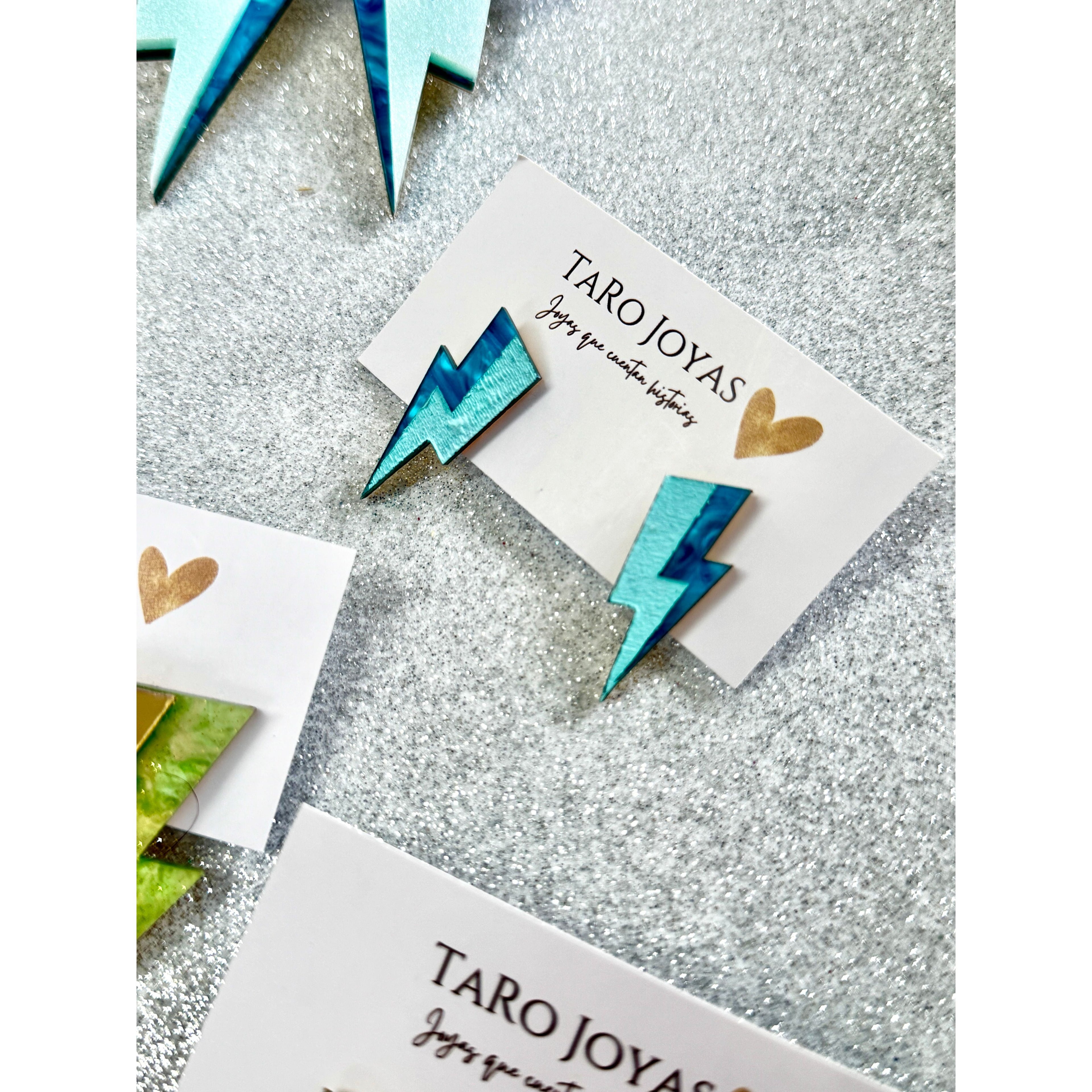Pendientes TaRo Joyas de metacrilato ligero con colores vibrantes, colección Ataraxia, accesorios únicos y originales para elevar tu look de fin de semana o diario.
