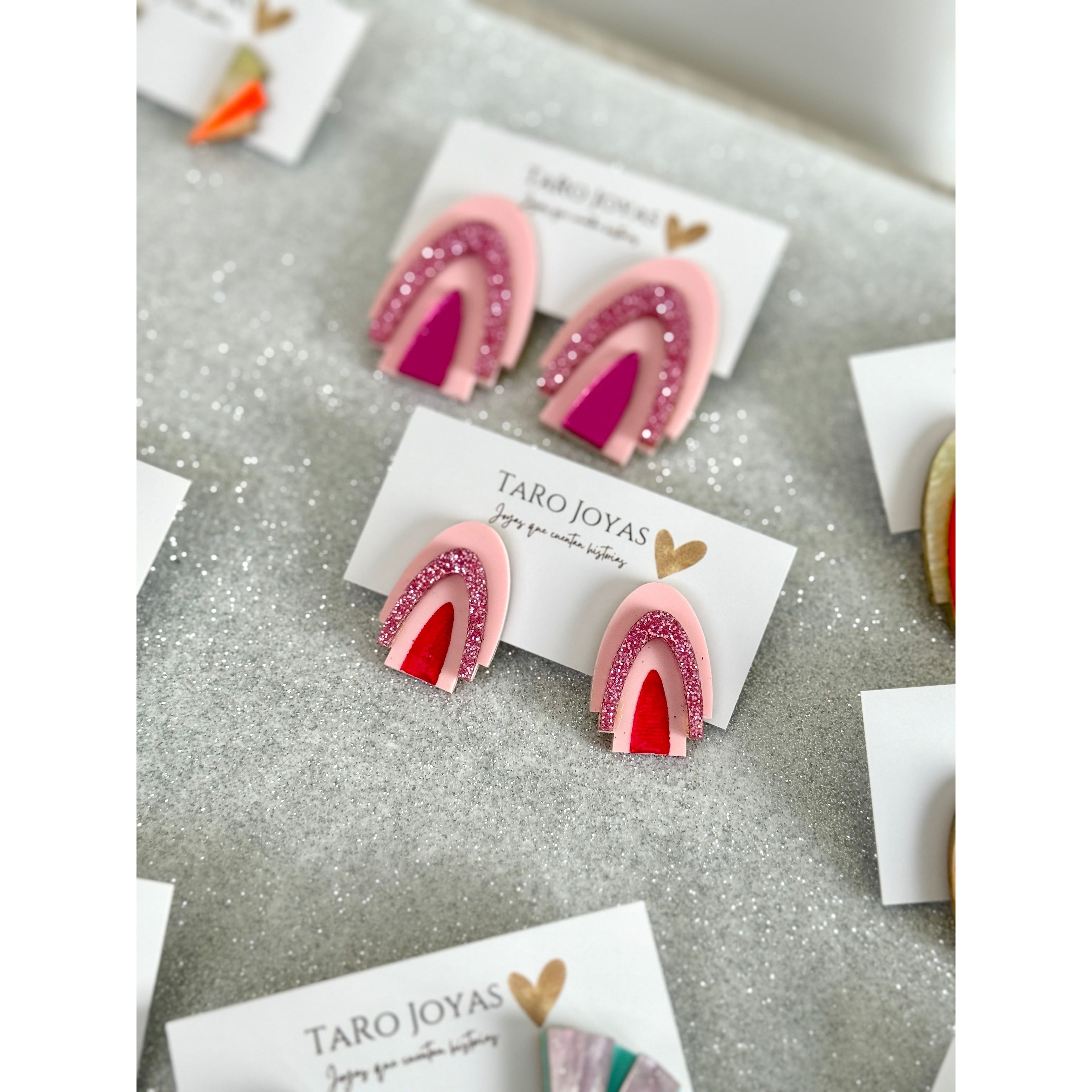 Pendientes TaRo Joyas de metacrilato ligero con colores vibrantes, colección Ataraxia, accesorios únicos y originales para elevar tu look de fin de semana o diario.