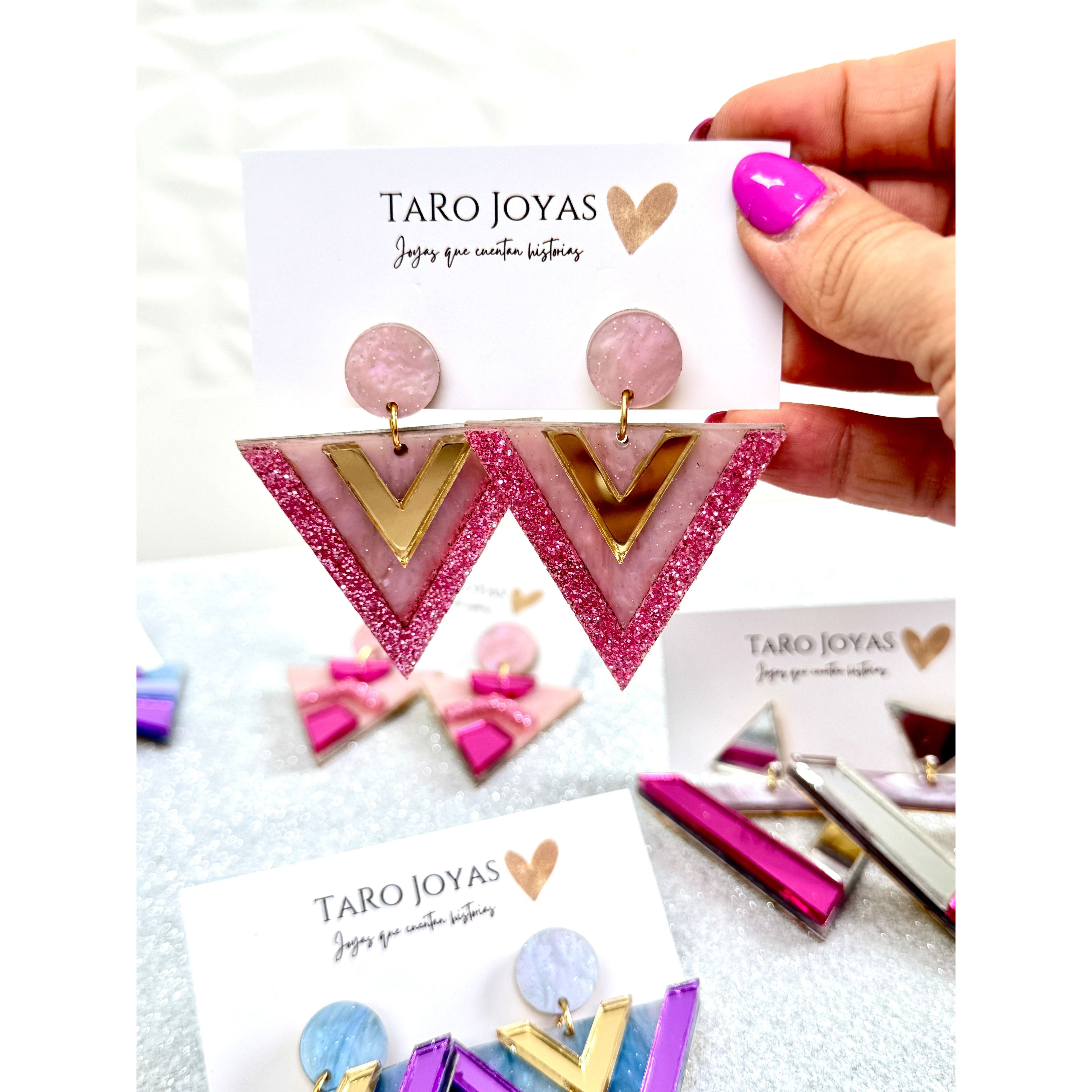 Pendientes TaRo Joyas de metacrilato ligero con colores vibrantes, colección Ataraxia, accesorios únicos y originales para elevar tu look de fin de semana o diario.