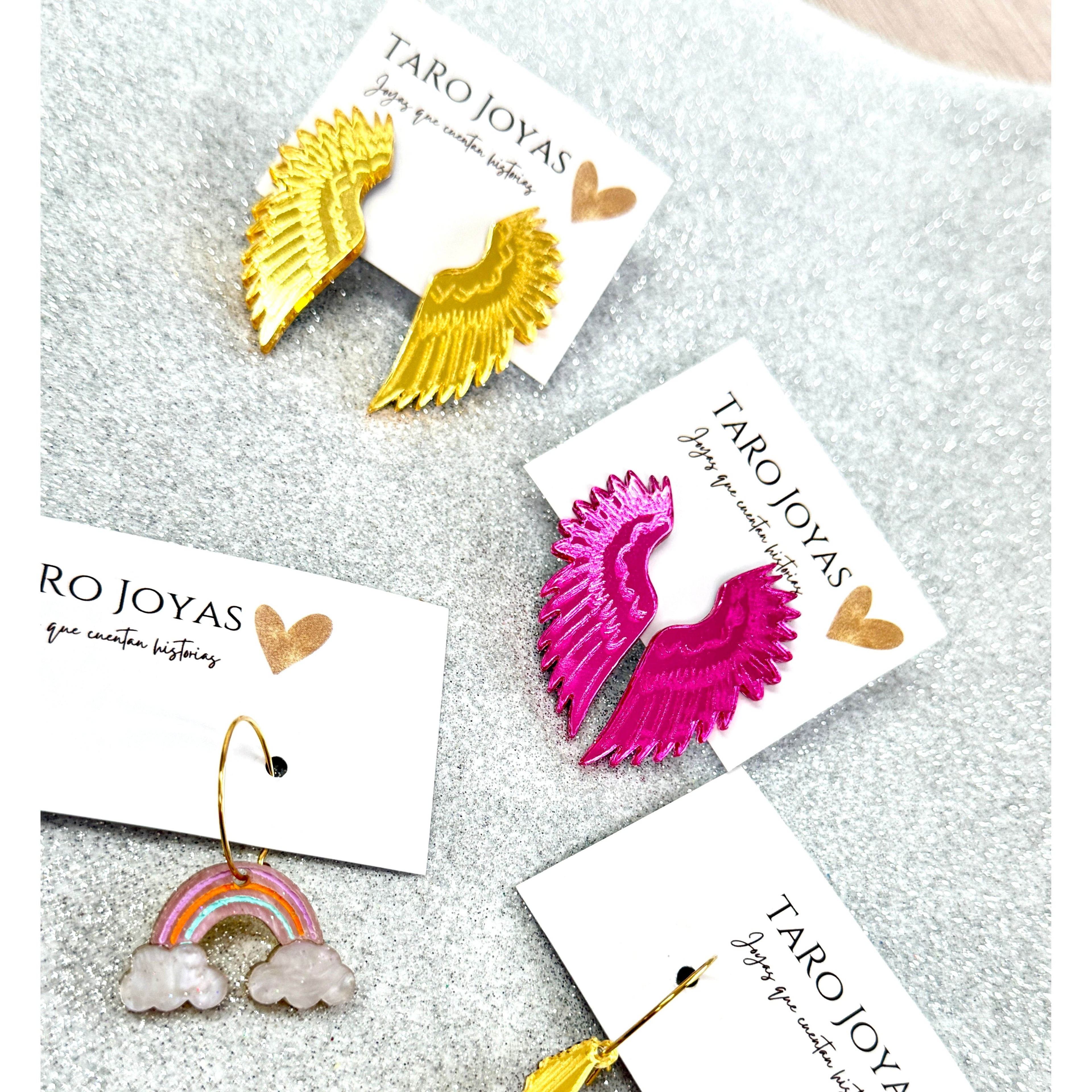 Pendientes de metacrilato ligero con forma de alas de ángel, colección Bonhomía de TaRo Joyas, accesorios delicados y alegres para cualquier ocasión.