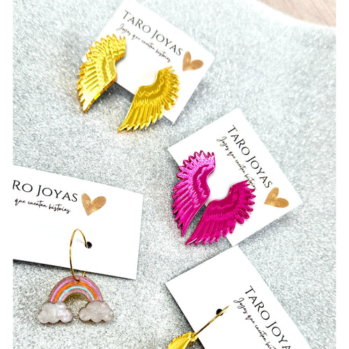 Pendientes de metacrilato ligero con forma de alas de ángel, colección Bonhomía de TaRo Joyas, accesorios delicados y alegres para cualquier ocasión.