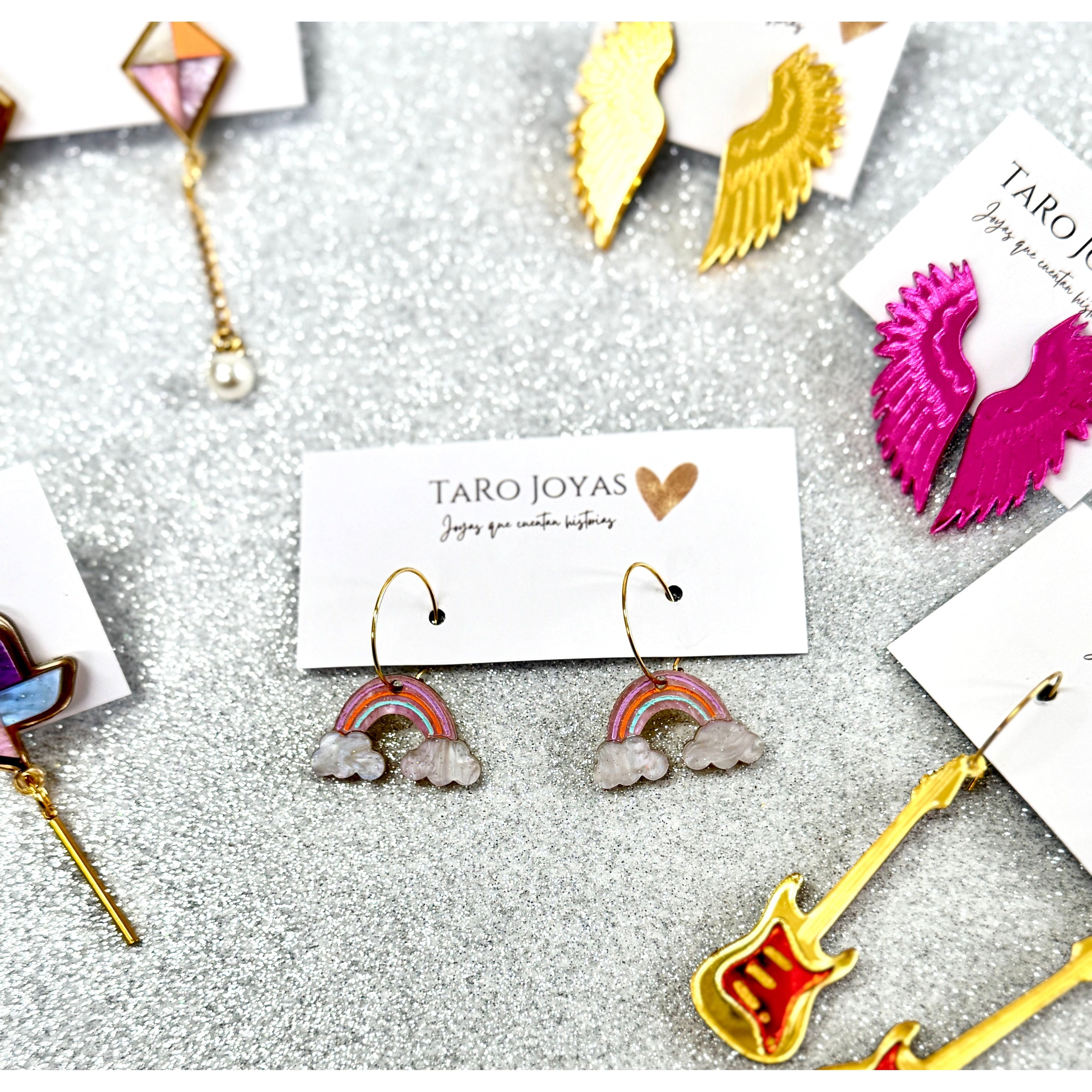 Pendientes de metacrilato ligero con diseño de arcoíris multicolor, colección Bonhomía de TaRo Joyas, para un look divertido y lleno de color.