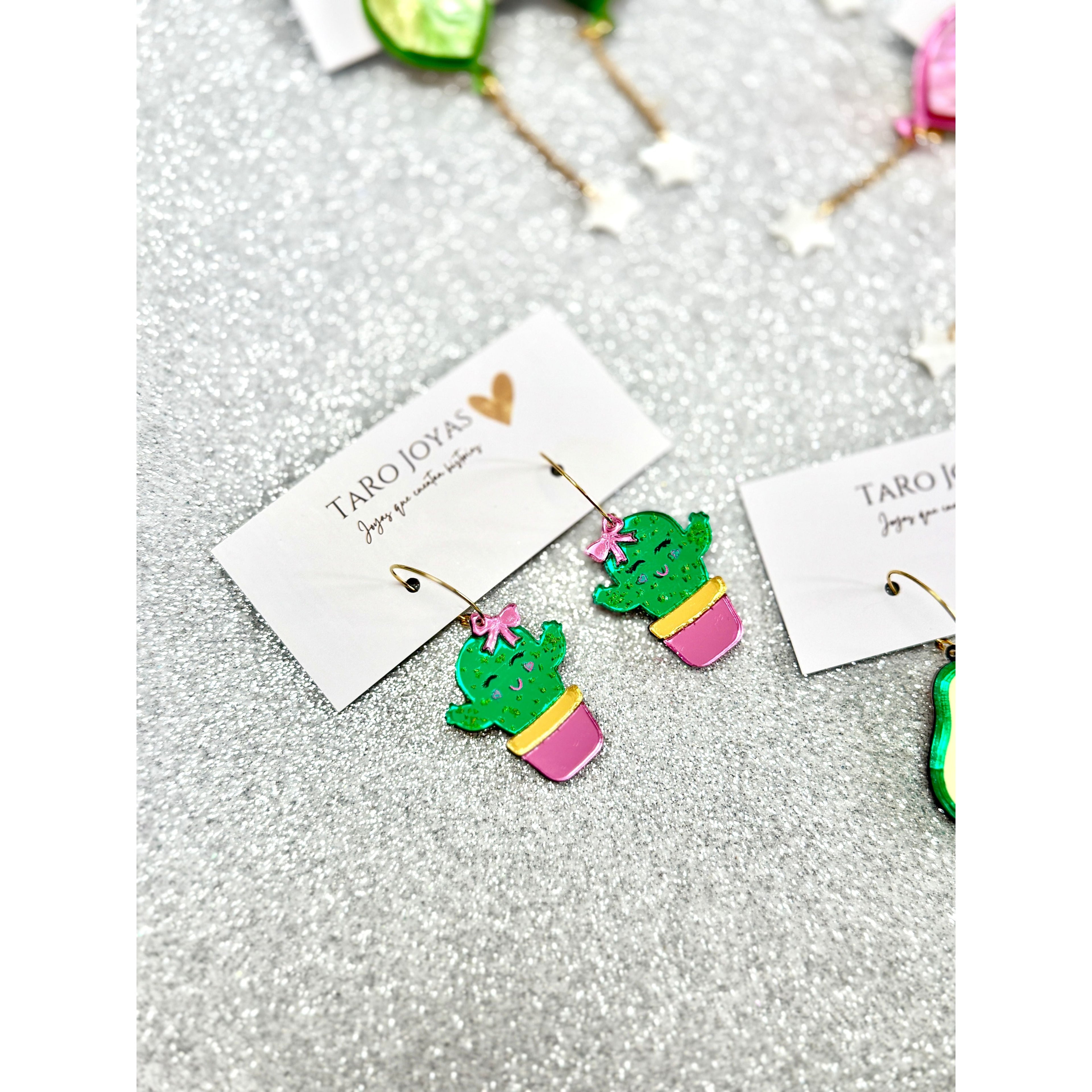 Pendientes TaRo Joyas de metacrilato ligero con diseño de cactus verde, colección Bonhomía, perfectos para un look divertido y original.