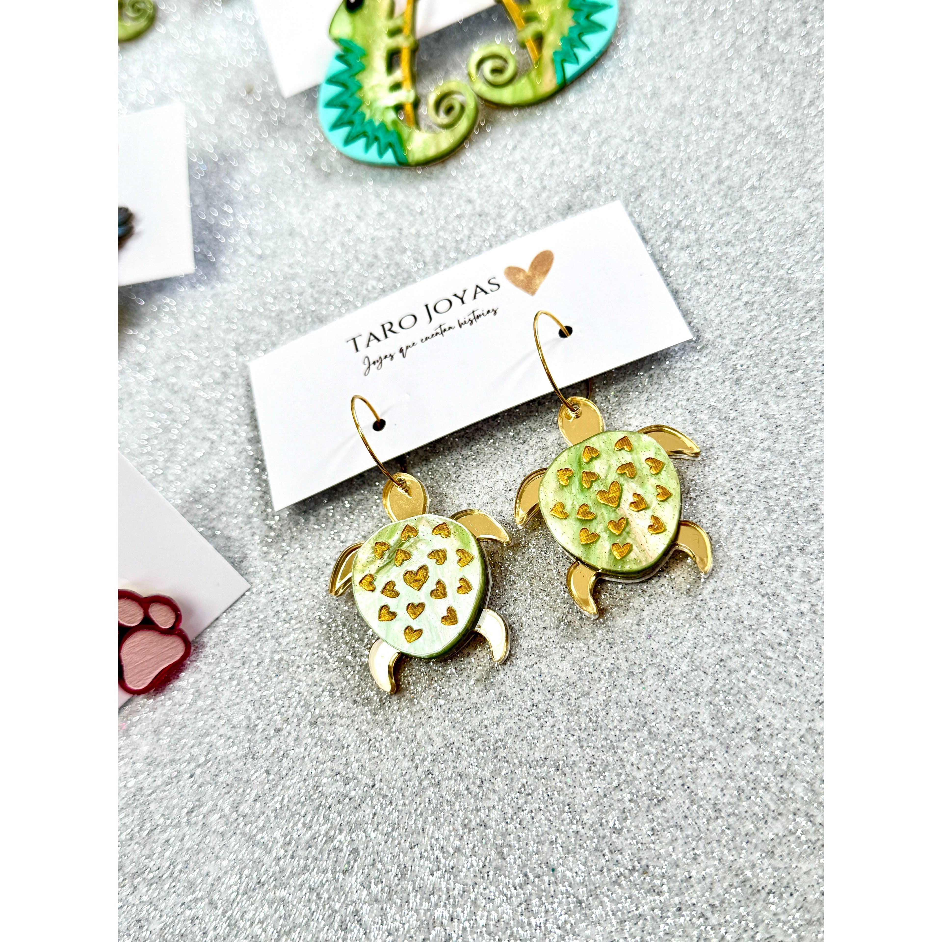 Pendientes TaRo Joyas de metacrilato ligero con diseños de animales y huellas coloridas, colección Kukur, accesorios divertidos y originales inspirados en la naturaleza.