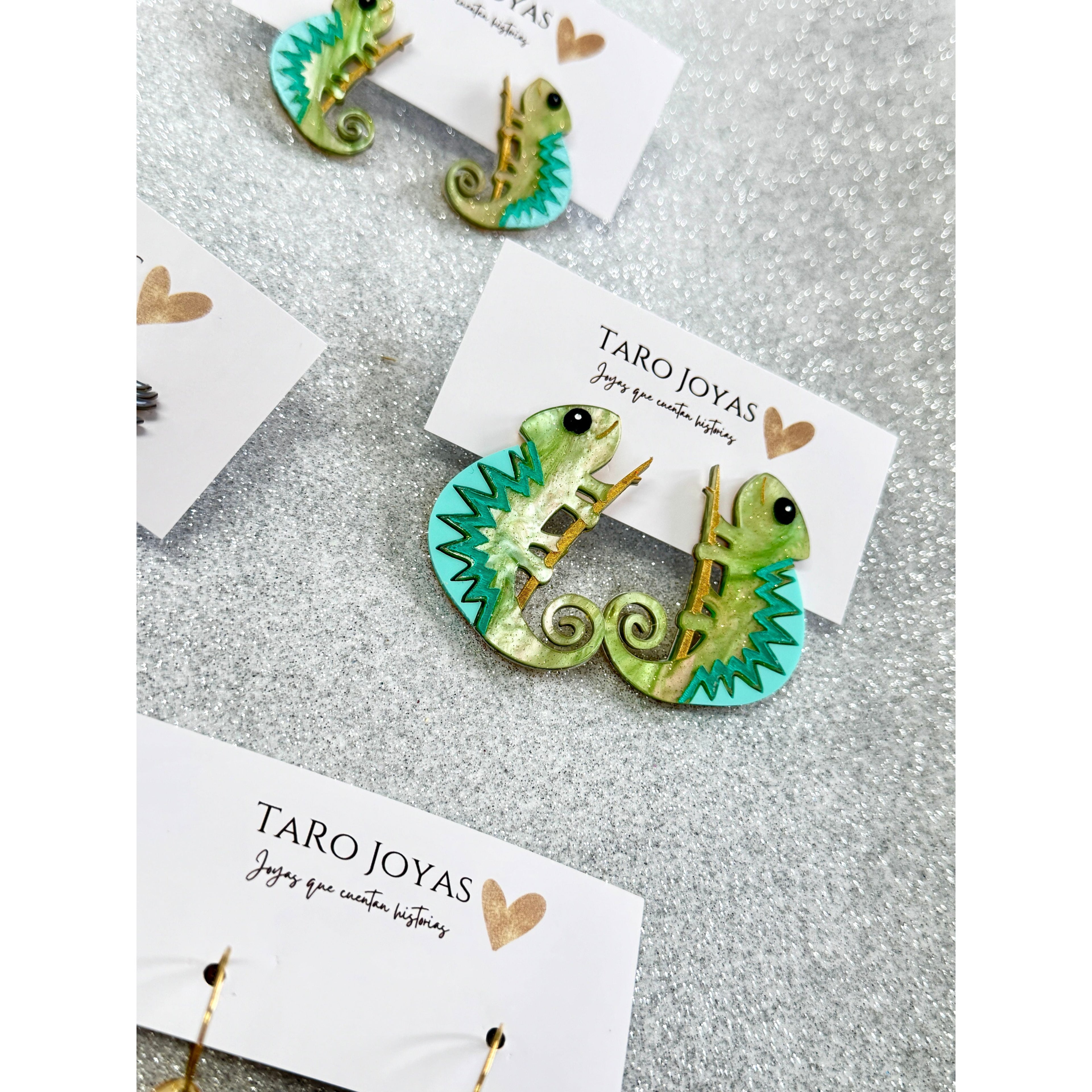 Pendientes TaRo Joyas de metacrilato ligero con diseños de animales y huellas coloridas, colección Kukur, accesorios divertidos y originales inspirados en la naturaleza.