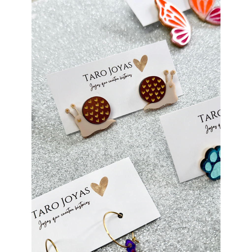 Pendientes TaRo Joyas de metacrilato ligero con diseños de animales y huellas coloridas, colección Kukur, accesorios divertidos y originales inspirados en la naturaleza.