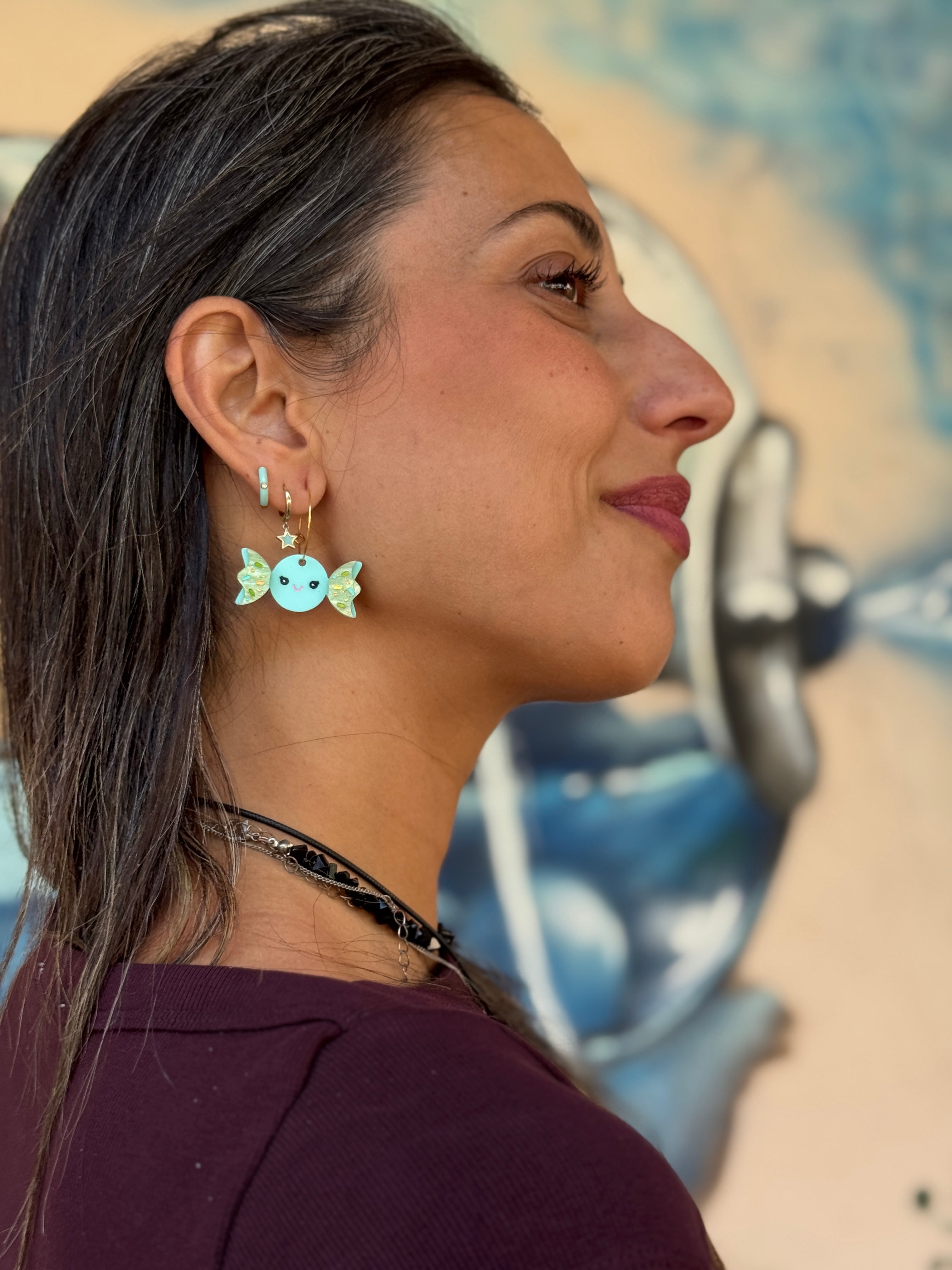 Pendientes de metacrilato ligero con diseño de caramelo colorido, colección Sugar Pop de TaRo Joyas, ideales para un estilo alegre y original. Lifestyle
