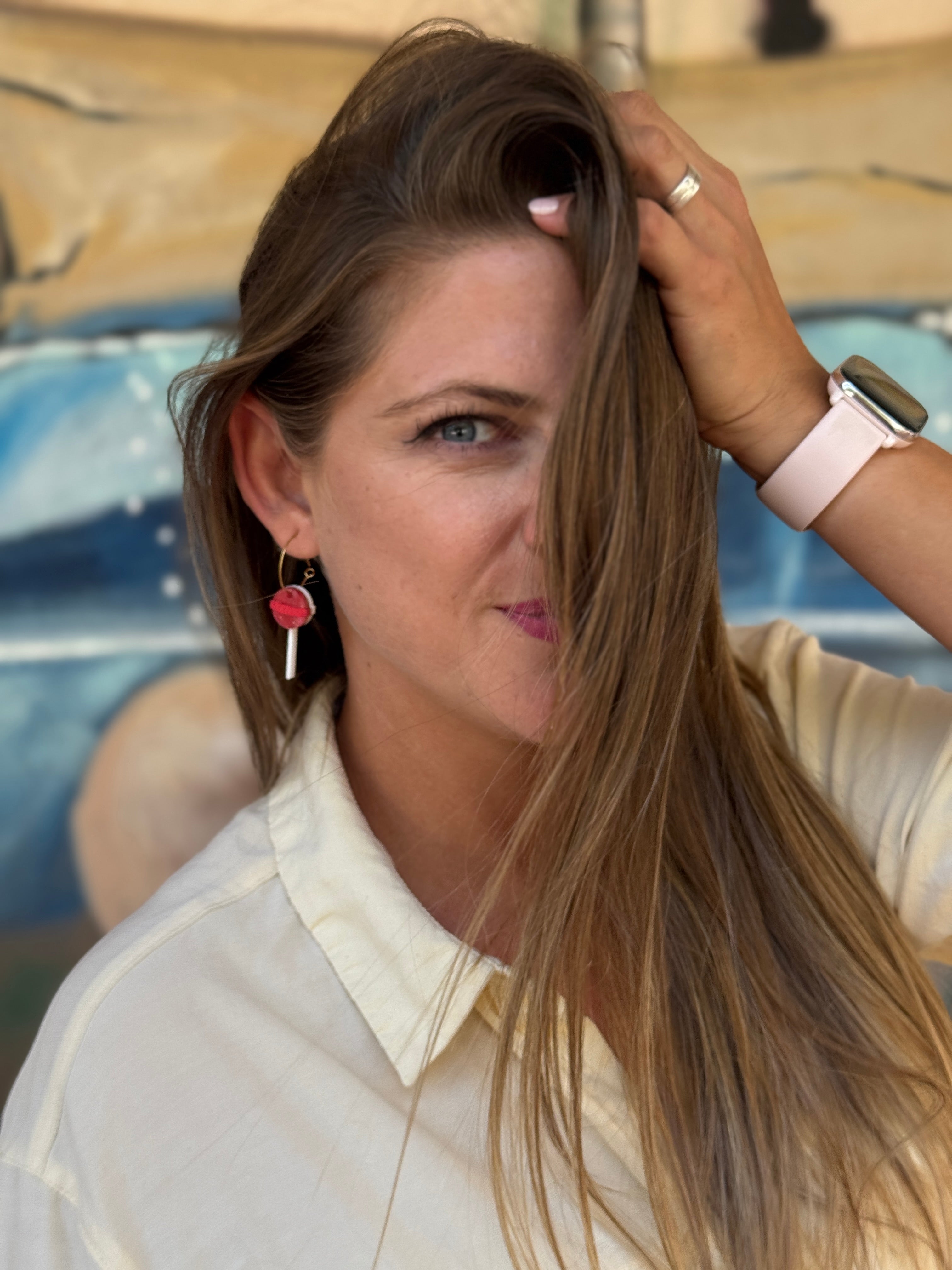 Pendientes TaRo Joyas de metacrilato ligero con forma de chupachups coloridos, colección Sugar Pop, divertidos y alegres para destacar tu look. Lifestyle
