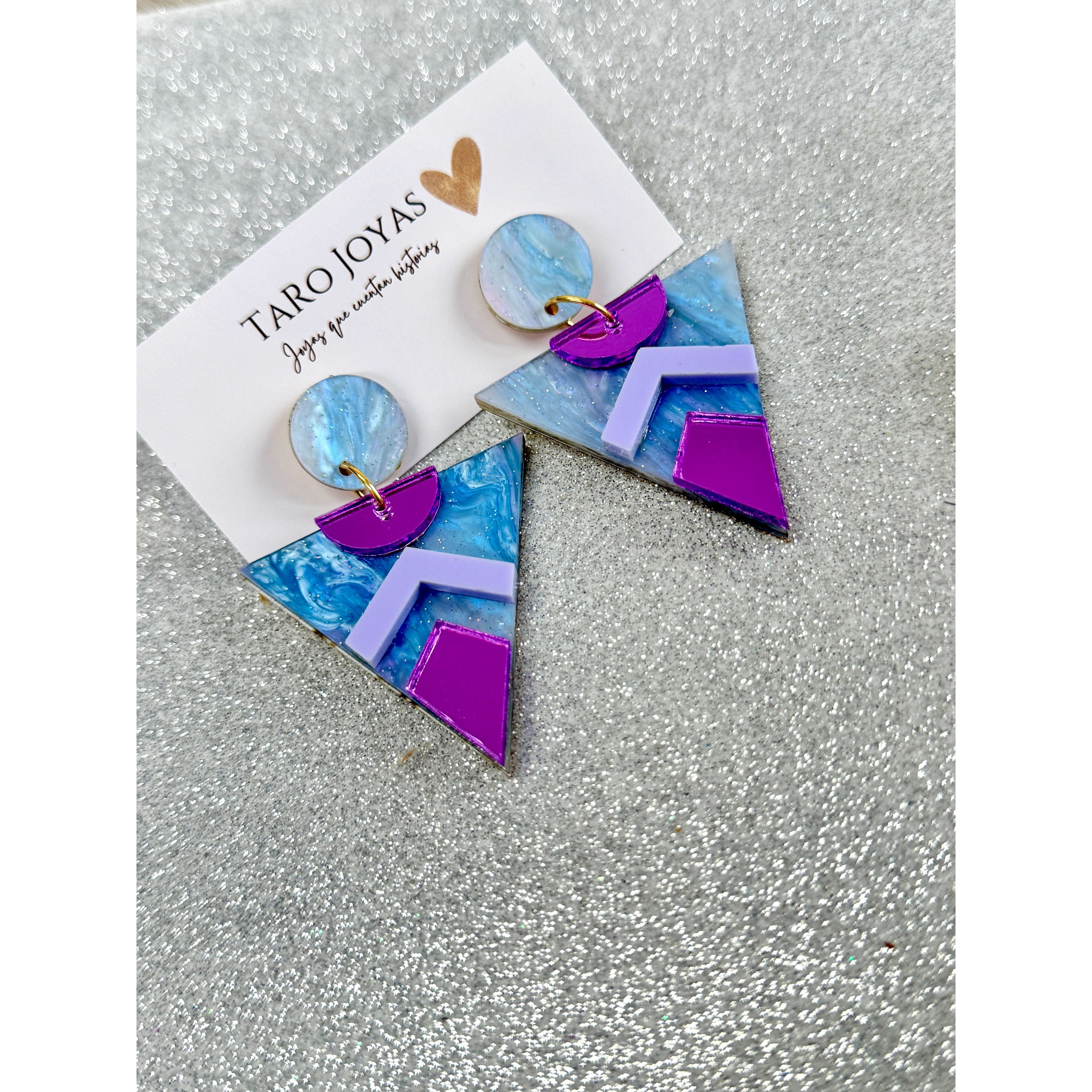 Pendientes TaRo Joyas de metacrilato ligero con colores vibrantes, colección Ataraxia, accesorios únicos y originales para elevar tu look de fin de semana o diario.