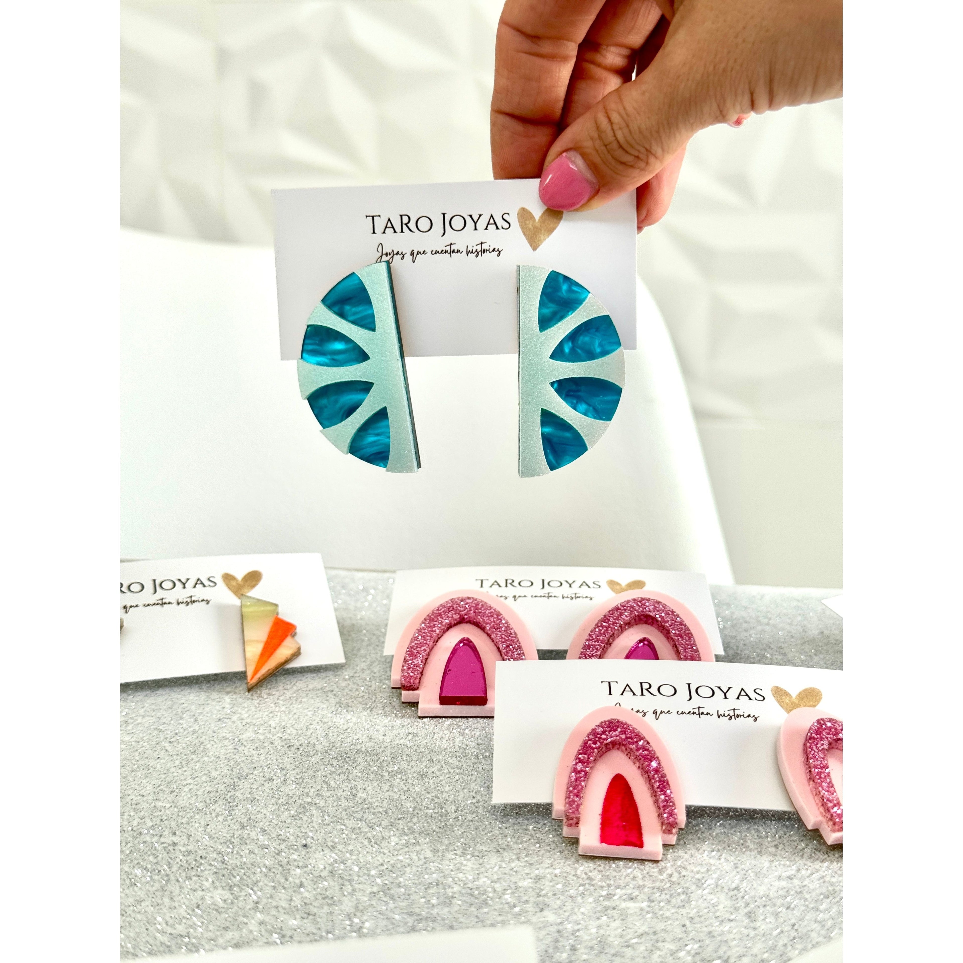 Pendientes TaRo Joyas de metacrilato ligero con colores vibrantes, colección Ataraxia, accesorios únicos y originales para elevar tu look de fin de semana o diario.
