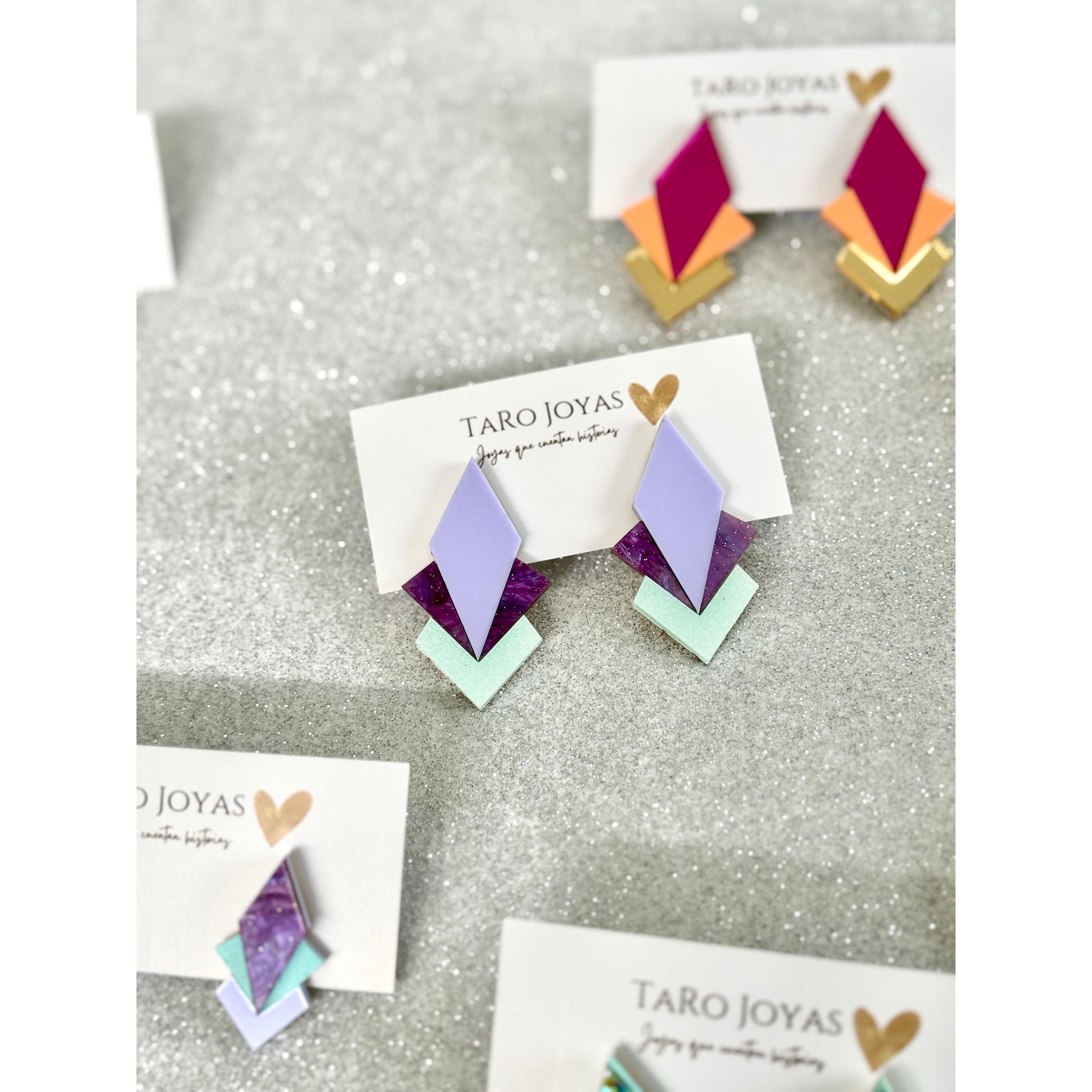 Pendientes TaRo Joyas de metacrilato ligero con colores vibrantes, colección Ataraxia, accesorios únicos y originales para elevar tu look de fin de semana o diario.