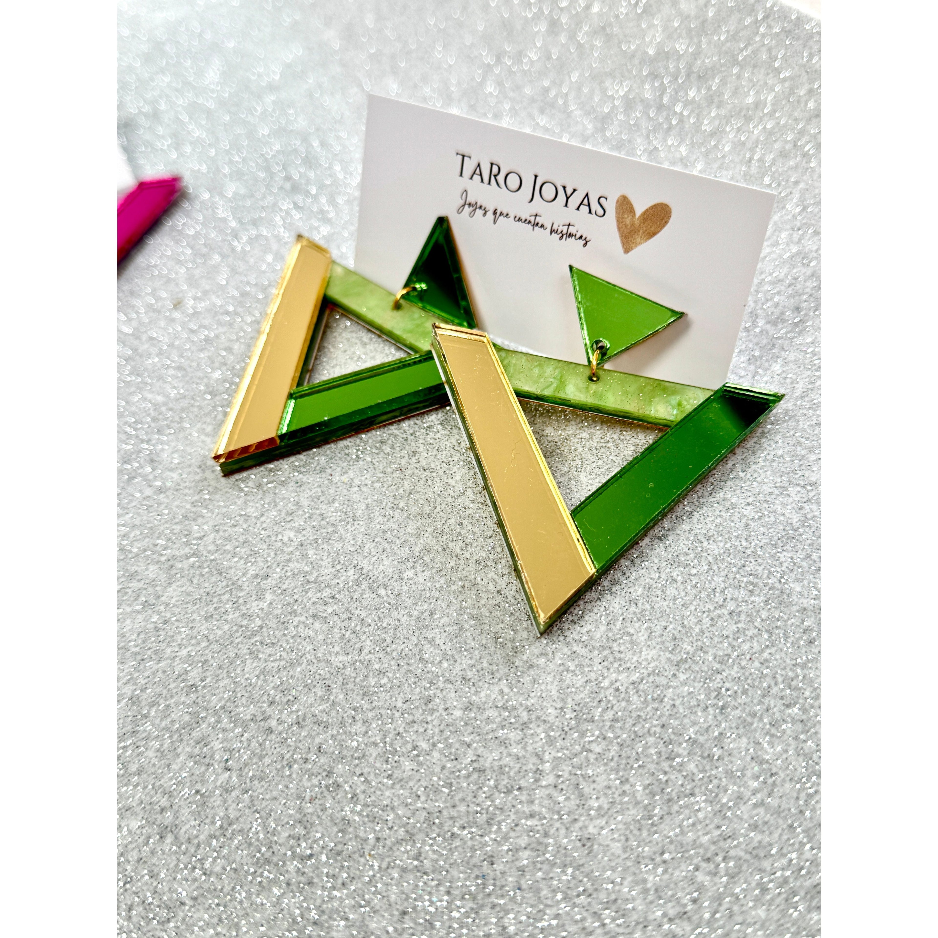 Pendientes TaRo Joyas de metacrilato ligero con colores vibrantes, colección Ataraxia, accesorios únicos y originales para elevar tu look de fin de semana o diario.