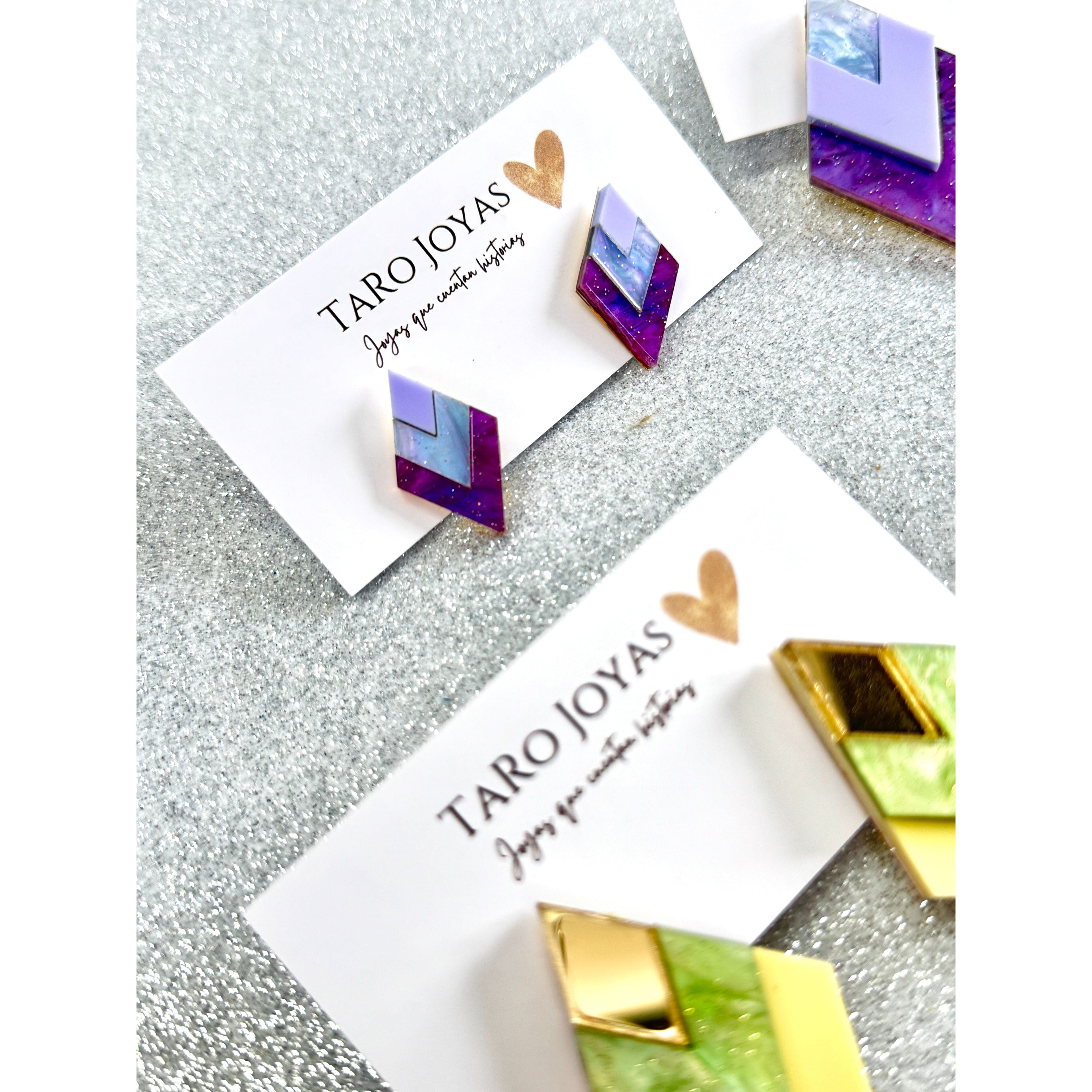 Pendientes TaRo Joyas de metacrilato ligero con colores vibrantes, colección Ataraxia, accesorios únicos y originales para elevar tu look de fin de semana o diario.