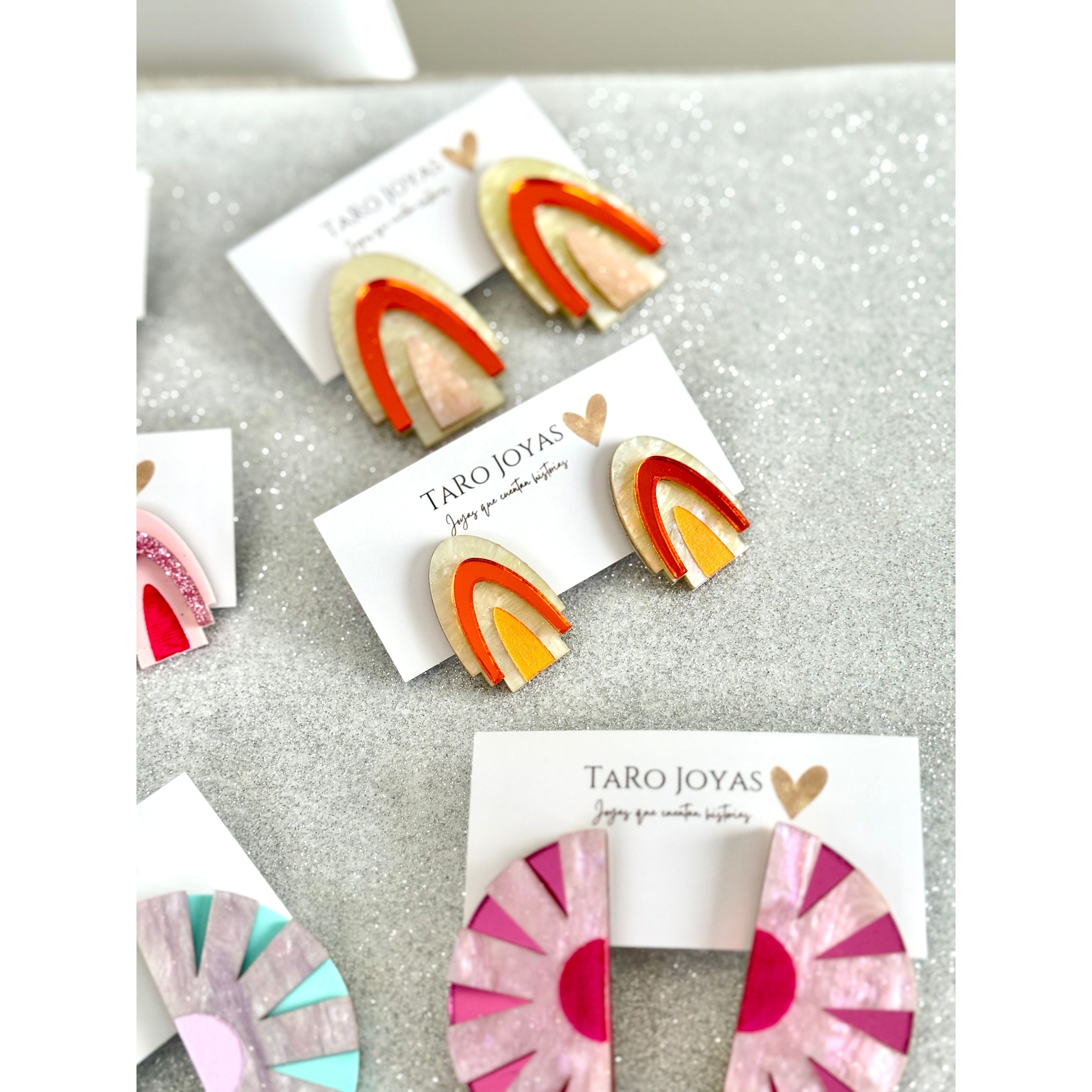 Pendientes TaRo Joyas de metacrilato ligero con colores vibrantes, colección Ataraxia, accesorios únicos y originales para elevar tu look de fin de semana o diario.