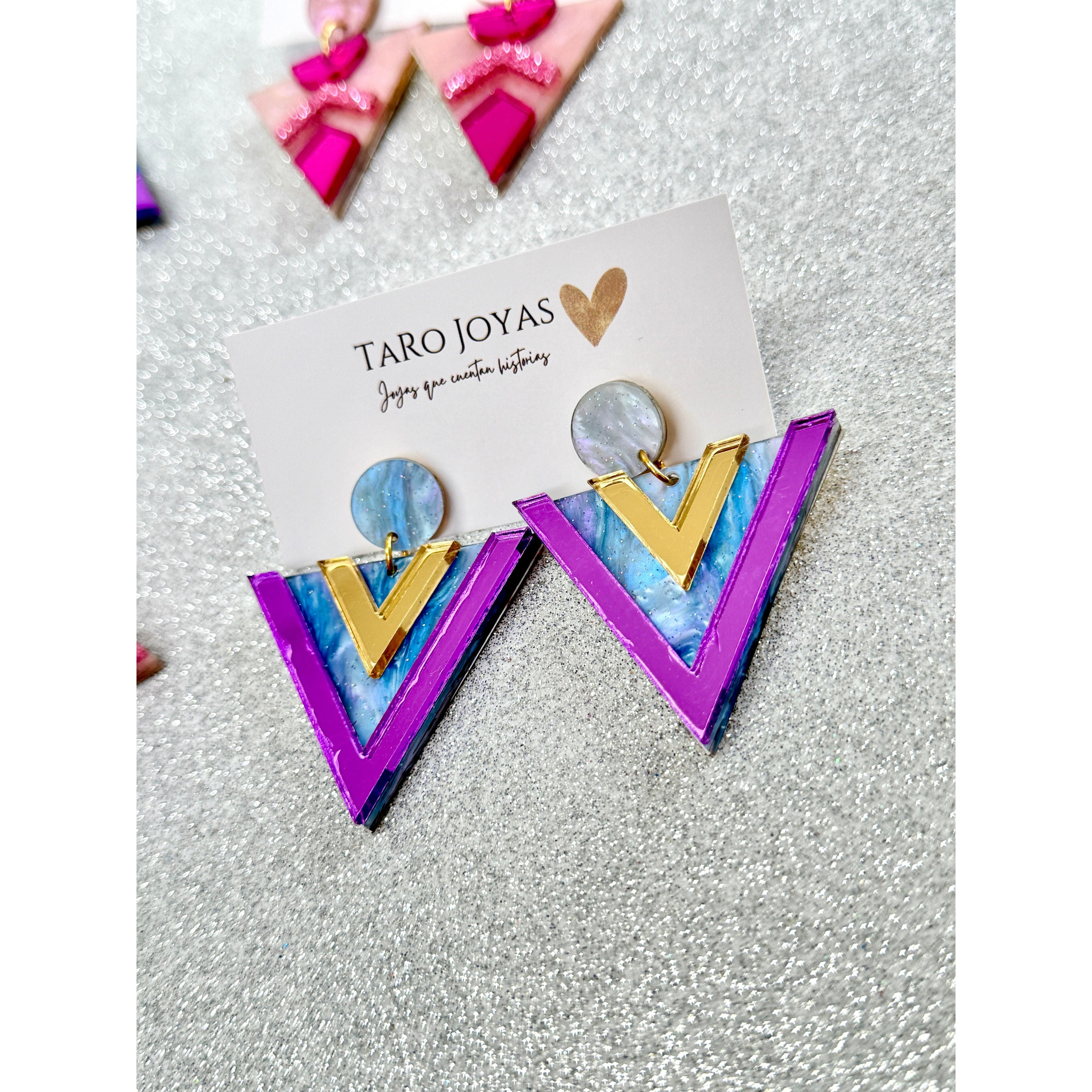 Pendientes TaRo Joyas de metacrilato ligero con colores vibrantes, colección Ataraxia, accesorios únicos y originales para elevar tu look de fin de semana o diario.