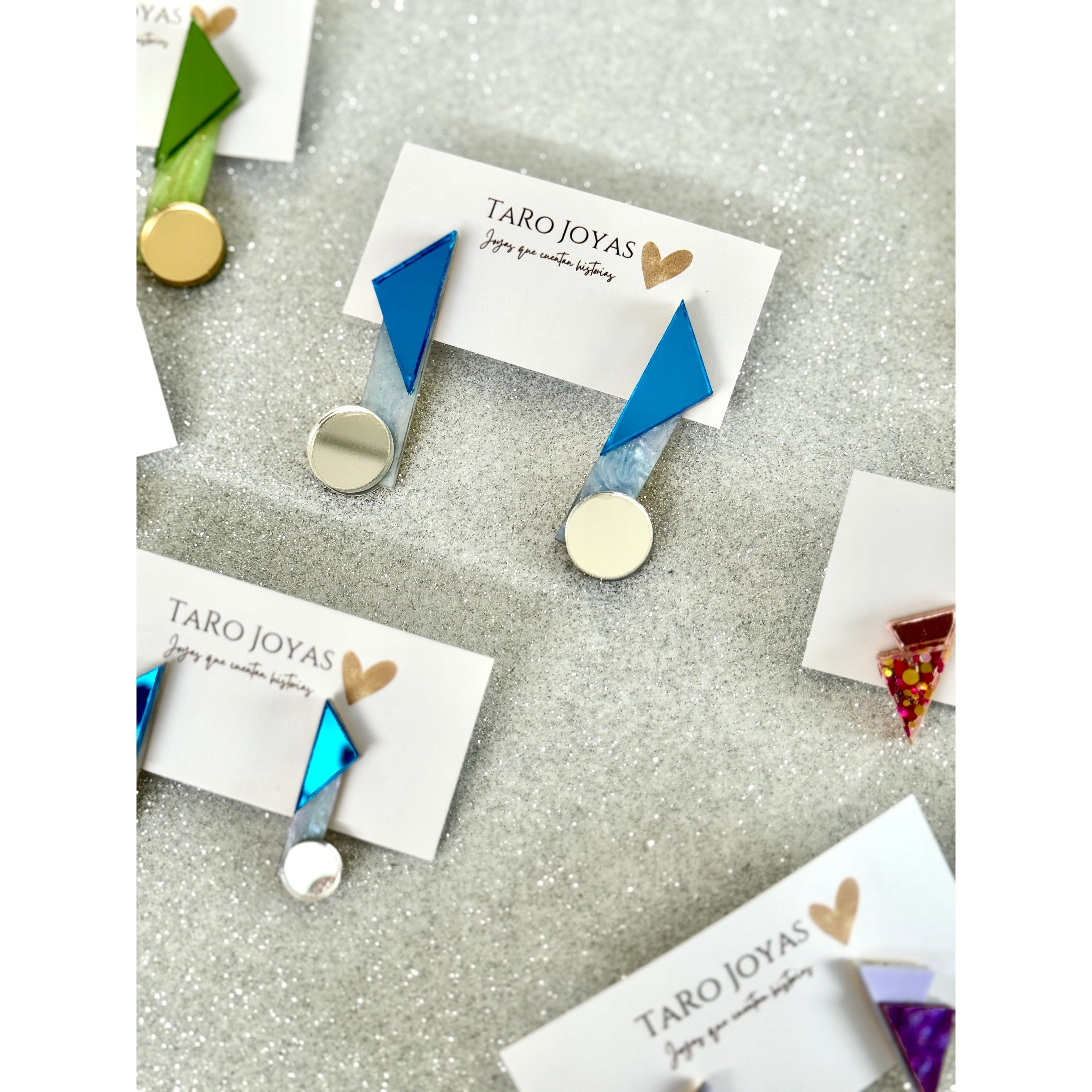 Pendientes TaRo Joyas de metacrilato ligero con colores vibrantes, colección Ataraxia, accesorios únicos y originales para elevar tu look de fin de semana o diario.