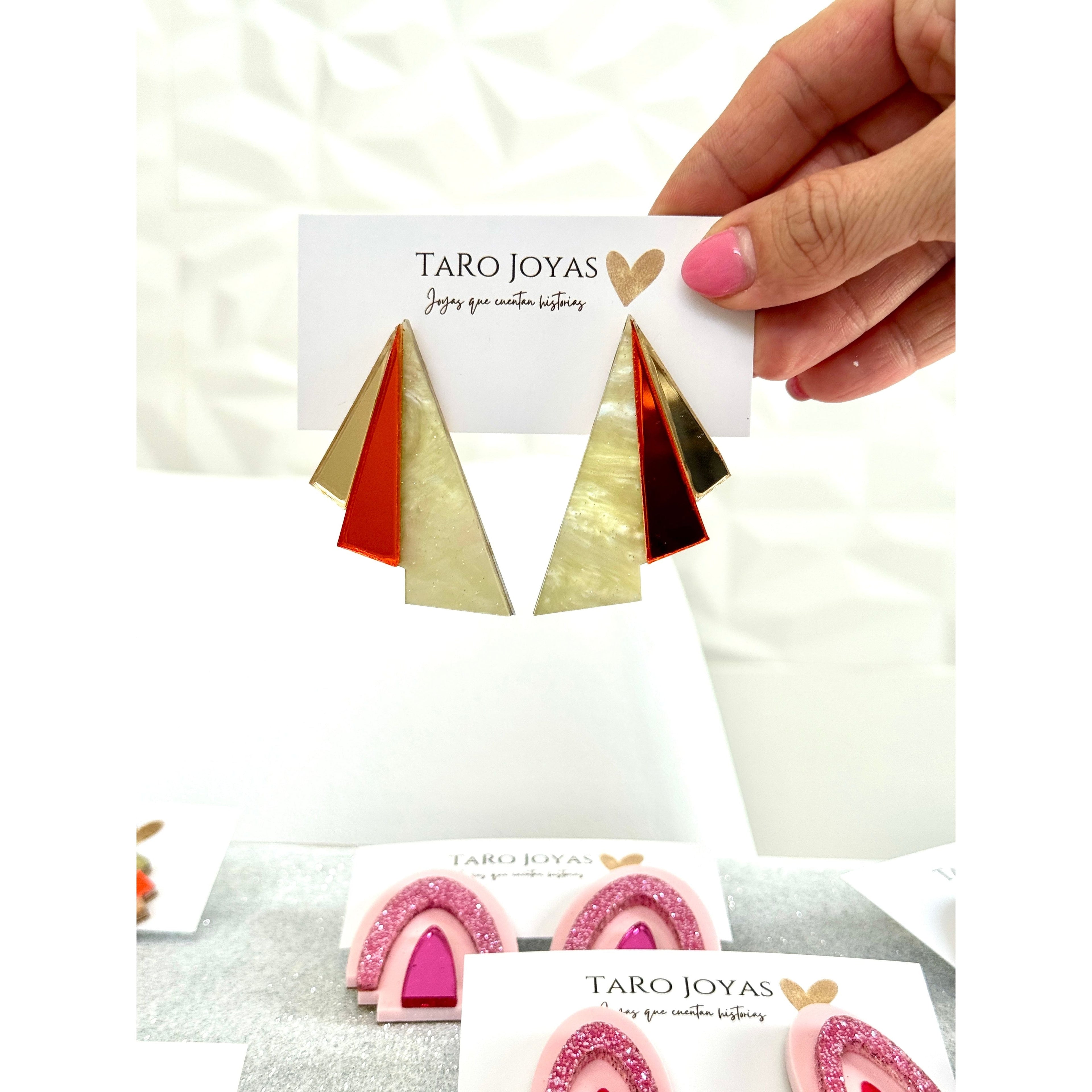 Pendientes TaRo Joyas de metacrilato ligero con colores vibrantes, colección Ataraxia, accesorios únicos y originales para elevar tu look de fin de semana o diario.