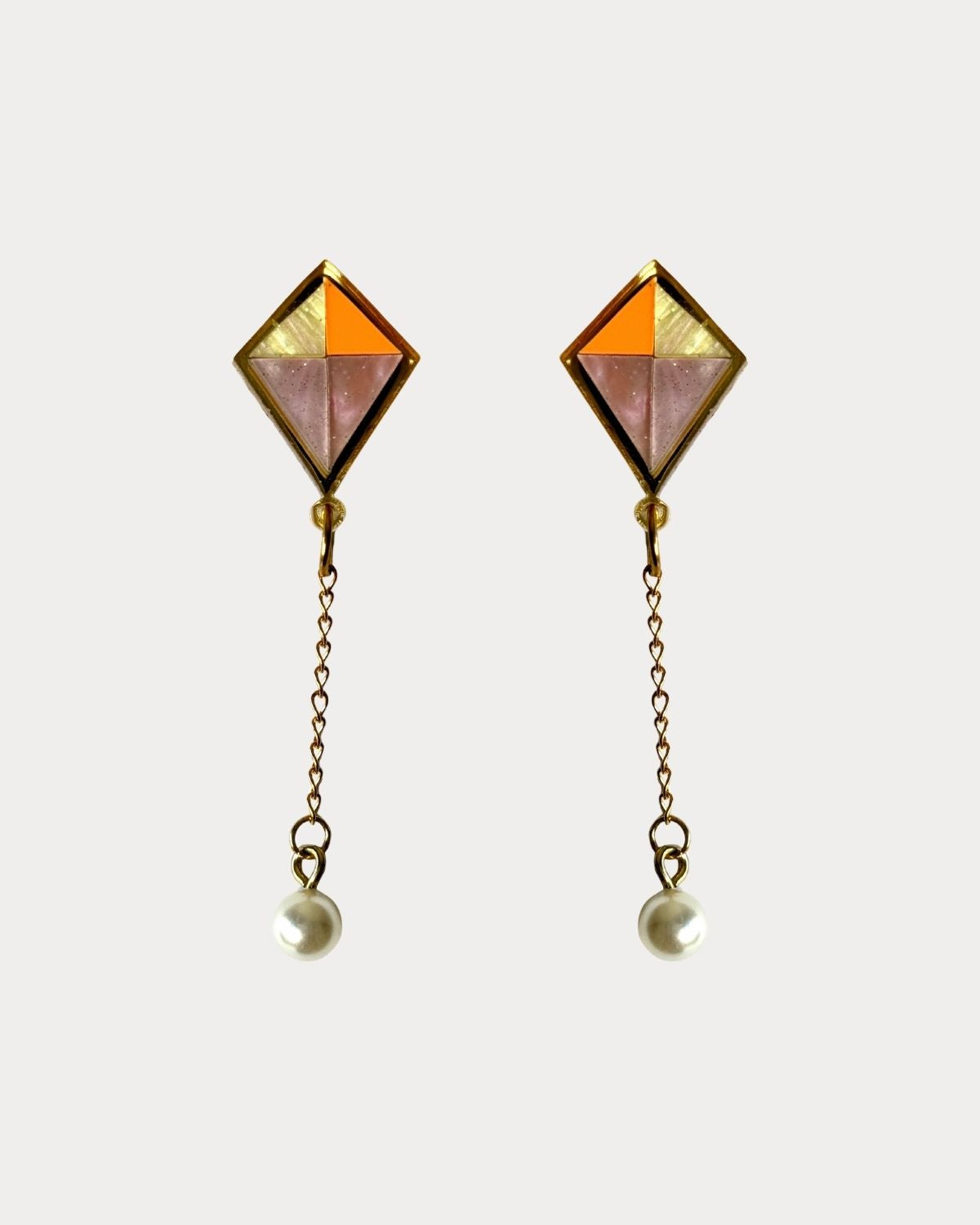 Pendientes TaRo Joyas de metacrilato ligero con forma de cometa colorida, colección Bonhomía, accesorios alegres que elevan tu outfit.