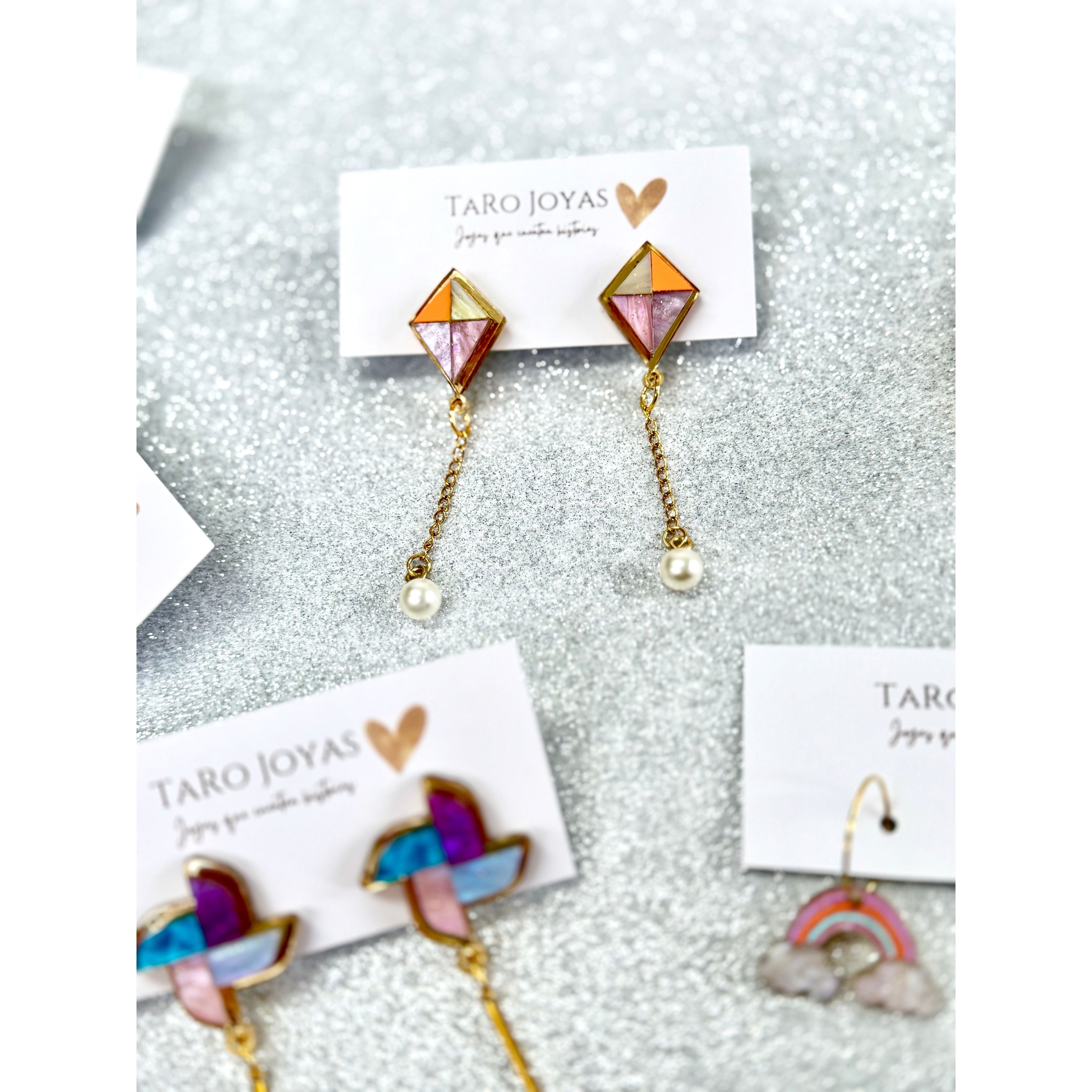 Pendientes TaRo Joyas de metacrilato ligero con forma de cometa colorida, colección Bonhomía, accesorios alegres que elevan tu outfit.