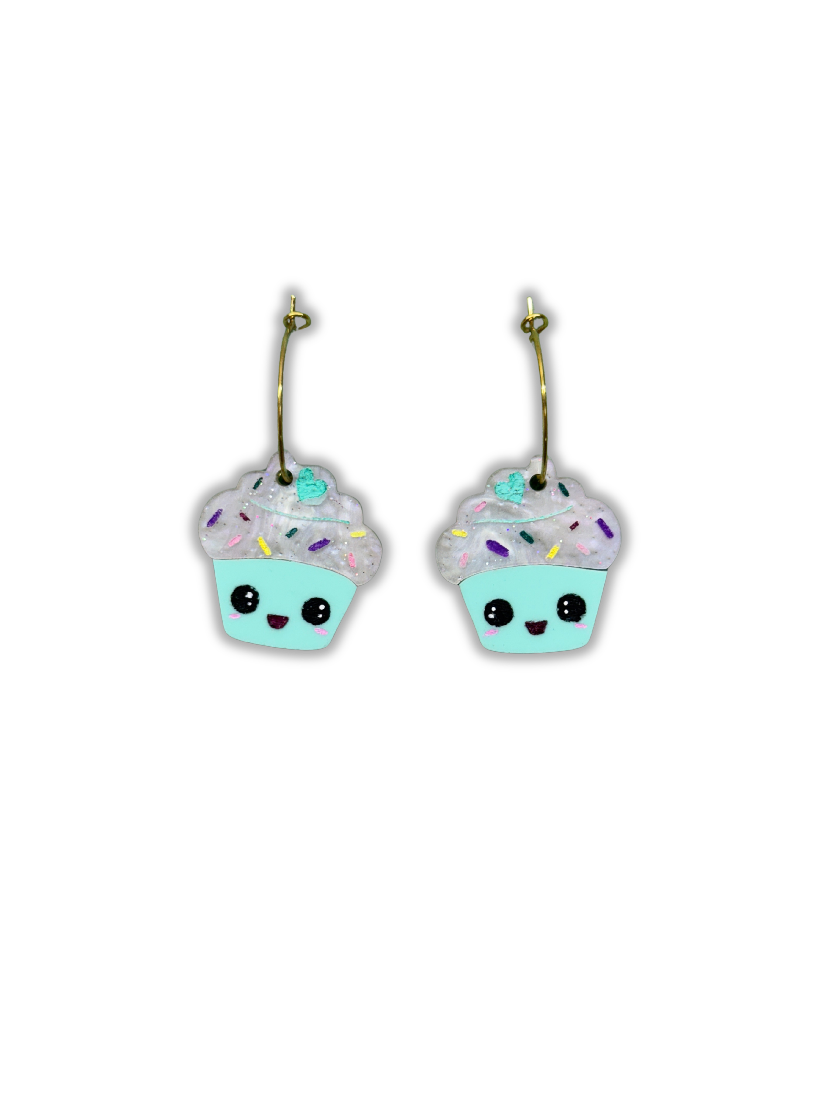Pendientes TaRo Joyas de metacrilato ligero con diseño de cupcake colorido, colección Sugar Pop, accesorios alegres que elevan tu outfit y aportan brillo. Fondo transparente cupcake turquesa