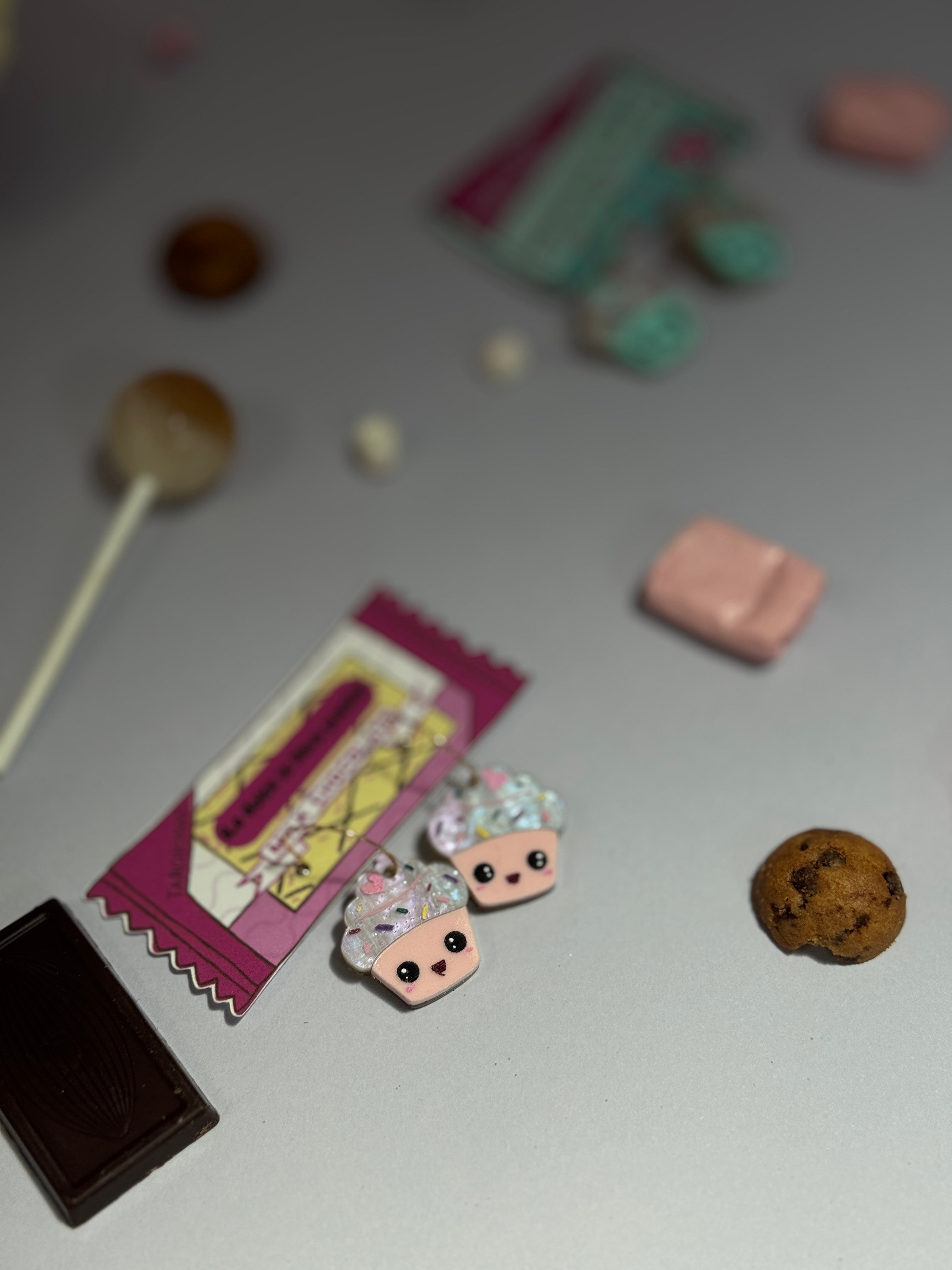 Pendientes TaRo Joyas de metacrilato ligero con diseño de cupcake colorido, colección Sugar Pop, accesorios alegres que elevan tu outfit y aportan brillo. Rosa