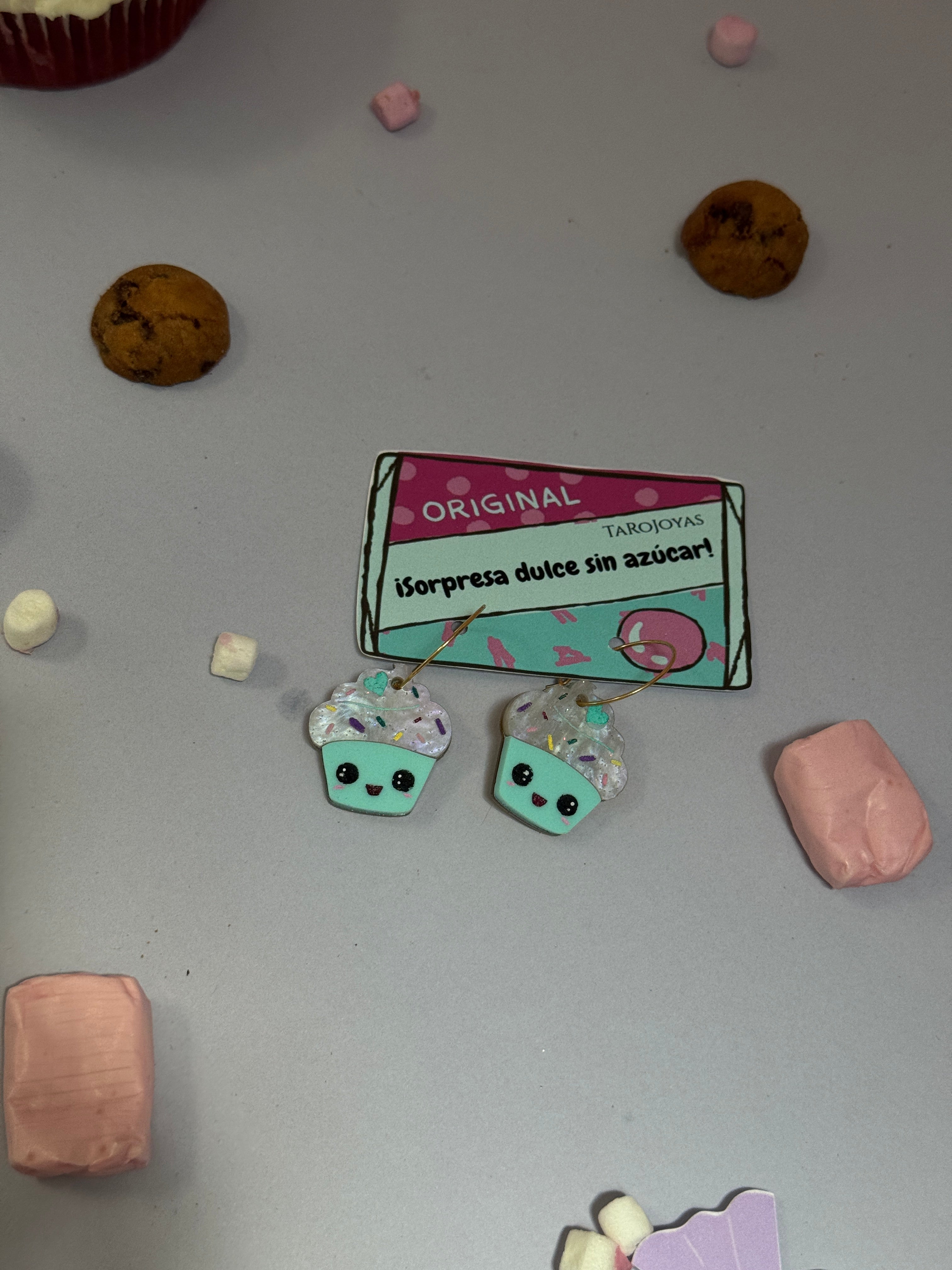 Pendientes TaRo Joyas de metacrilato ligero con diseño de cupcake colorido, colección Sugar Pop, accesorios alegres que elevan tu outfit y aportan brillo. Turquesa