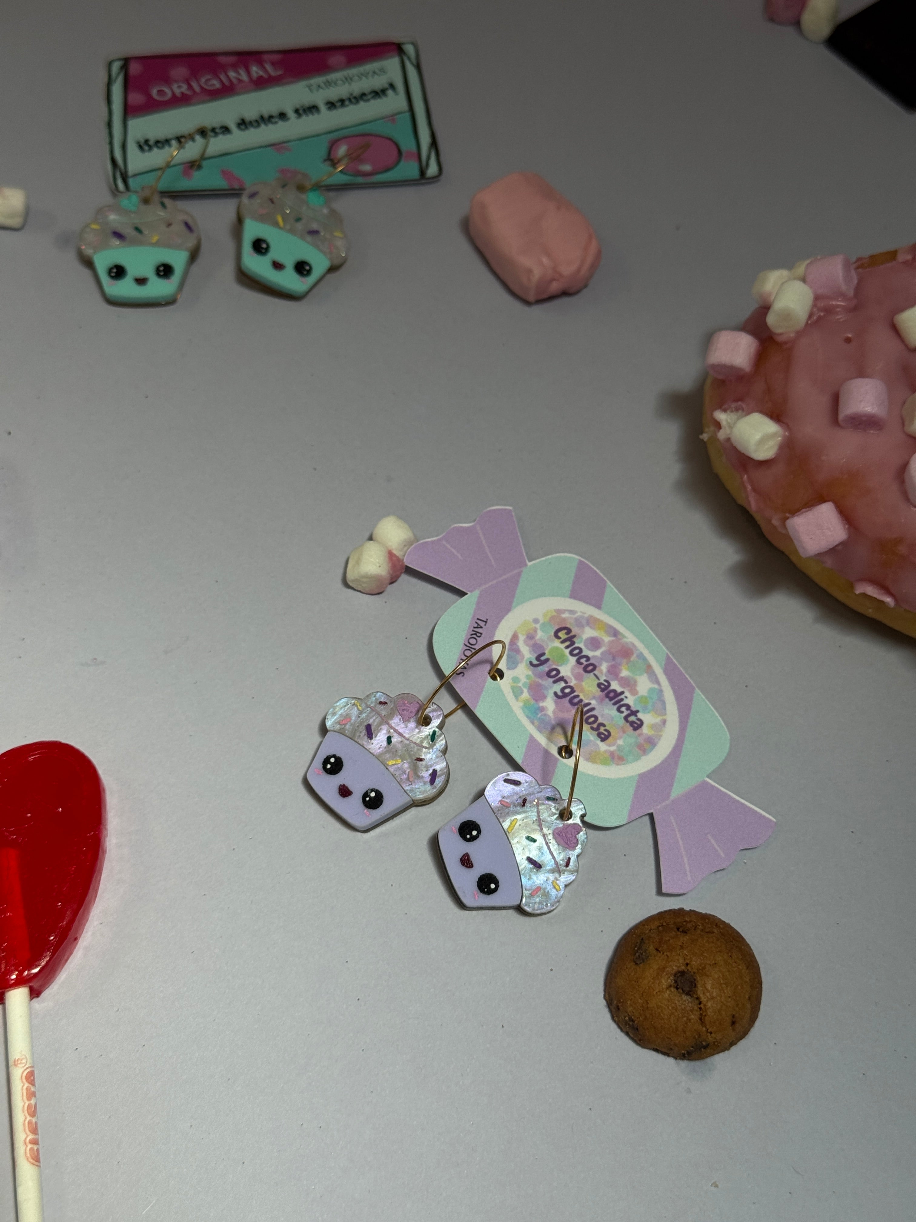 Pendientes TaRo Joyas de metacrilato ligero con diseño de cupcake colorido, colección Sugar Pop, accesorios alegres que elevan tu outfit y aportan brillo. Malva