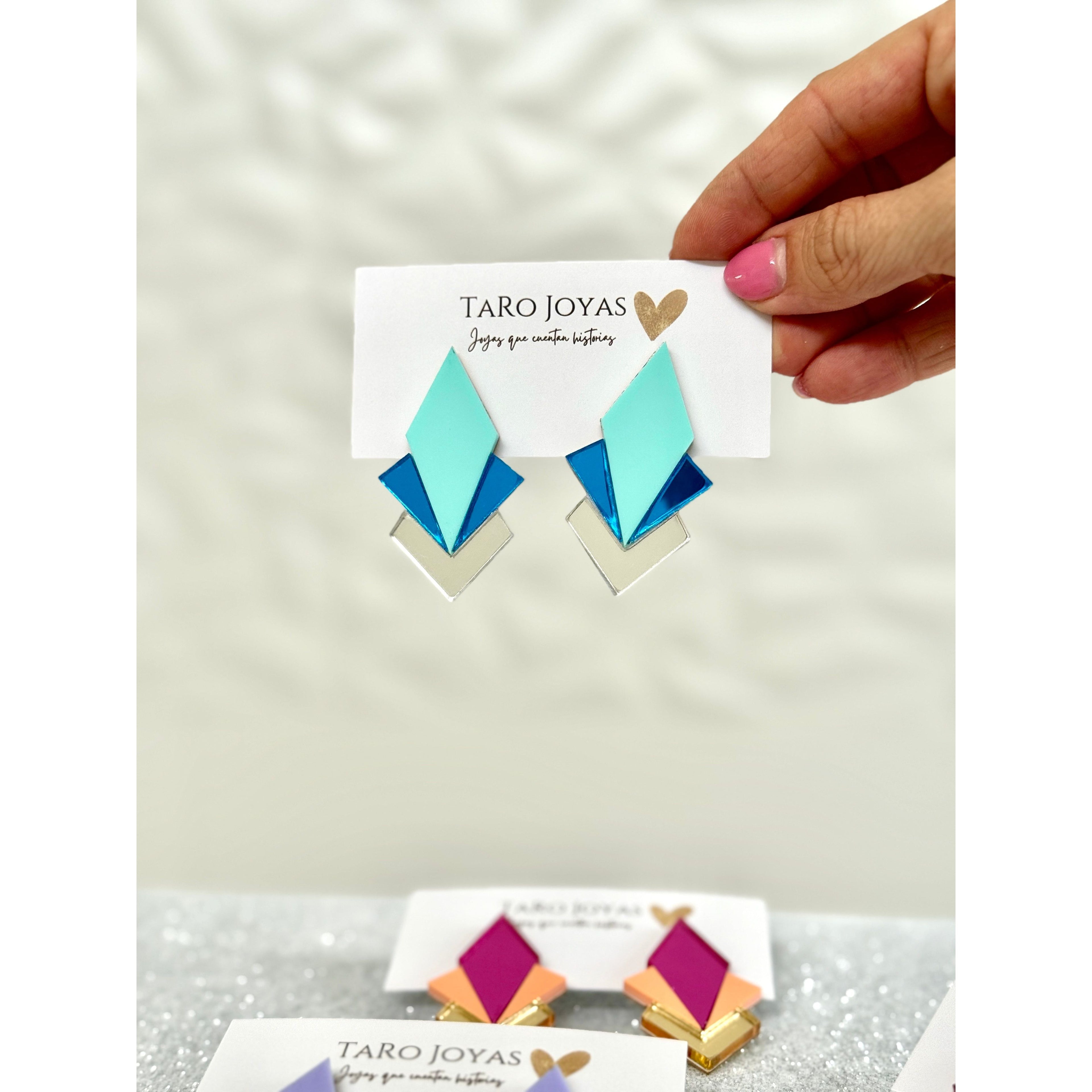 Pendientes TaRo Joyas de metacrilato ligero con colores vibrantes, colección Ataraxia, accesorios únicos y originales para elevar tu look de fin de semana o diario.